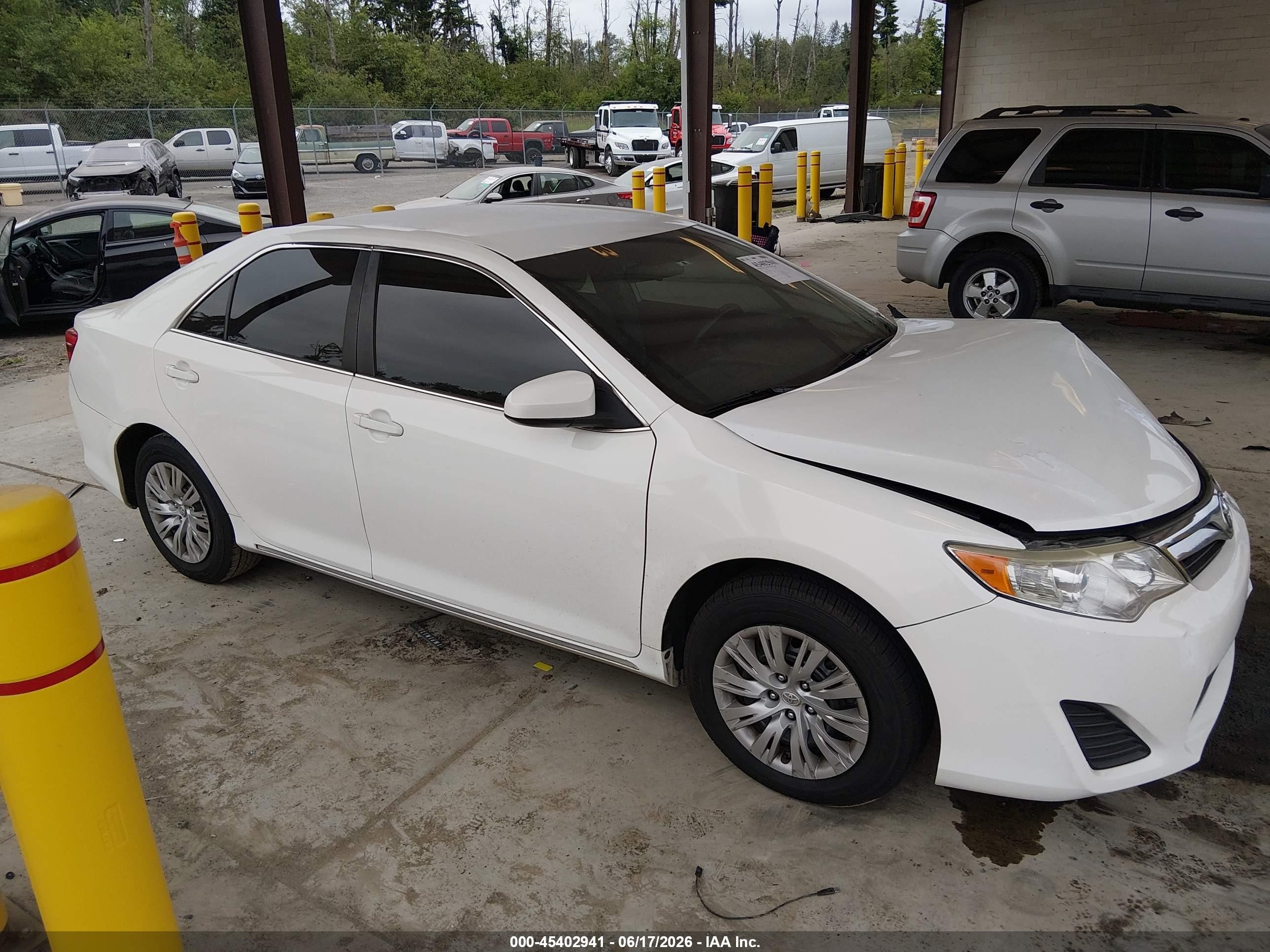 2014 Toyota Camry Le White vin: 4T4BF1FK3ER428927