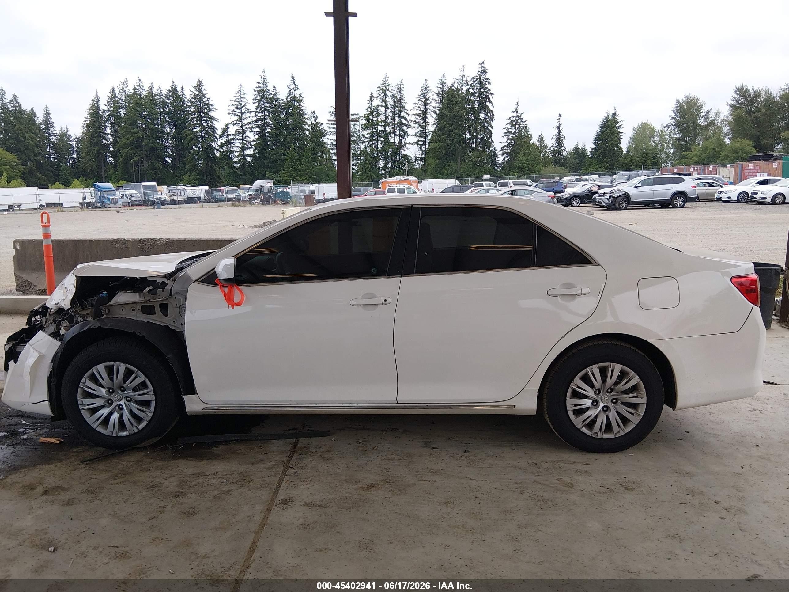 2014 Toyota Camry Le White vin: 4T4BF1FK3ER428927