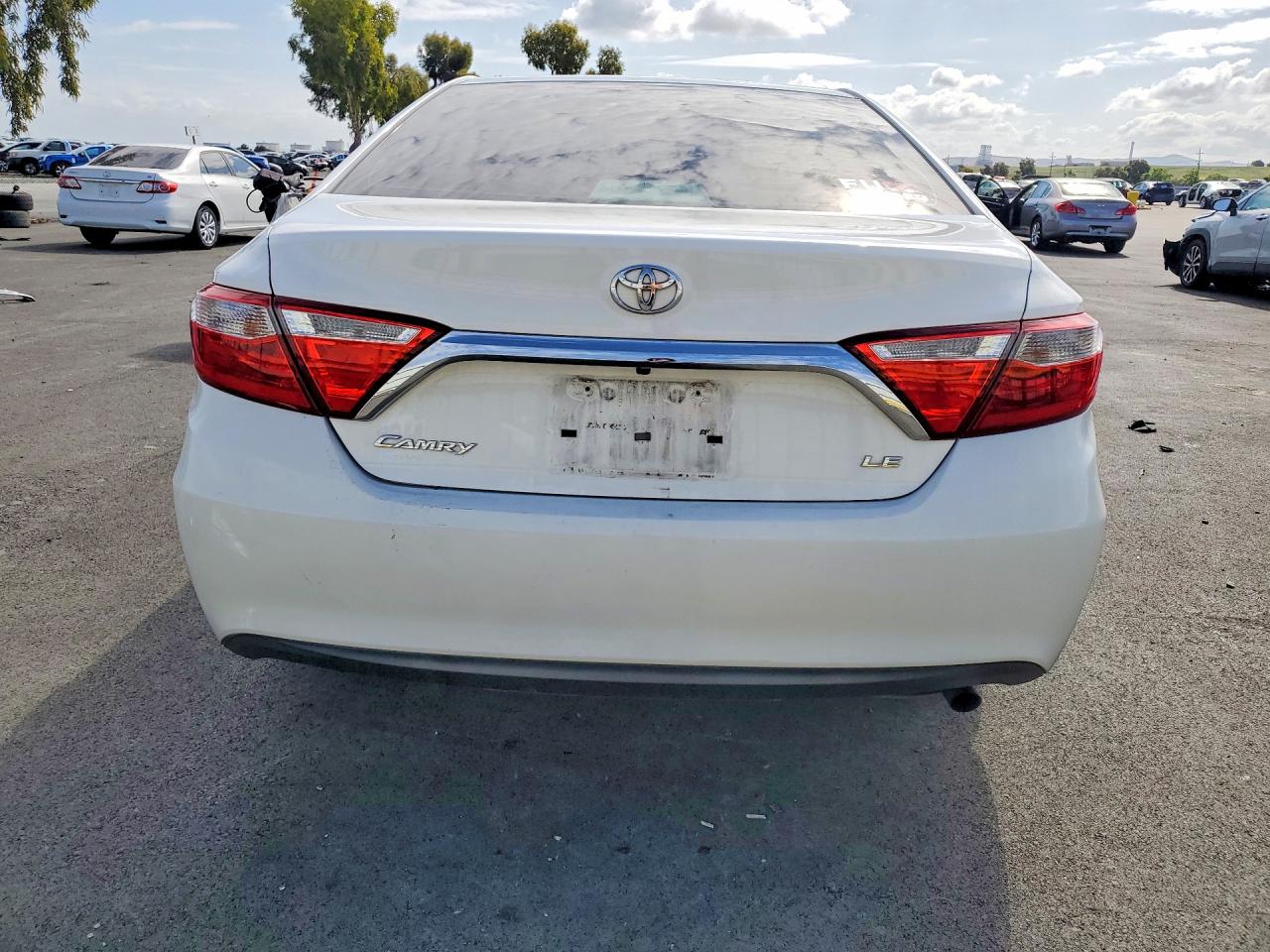 2016 Toyota Camry Le White vin: 4T4BF1FK3GR522633