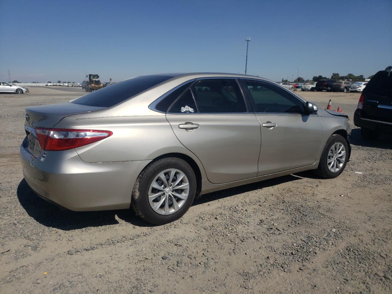 2016 Toyota Camry Le Gold vin: 4T4BF1FK3GR560766