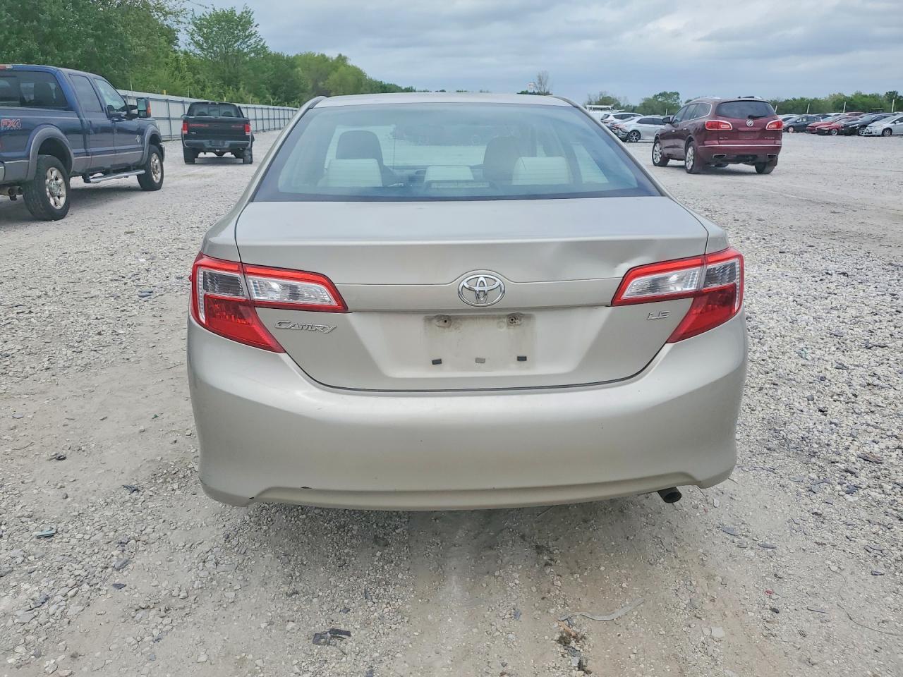 2013 Toyota Camry Le Tan vin: 4T4BF1FK4DR328897