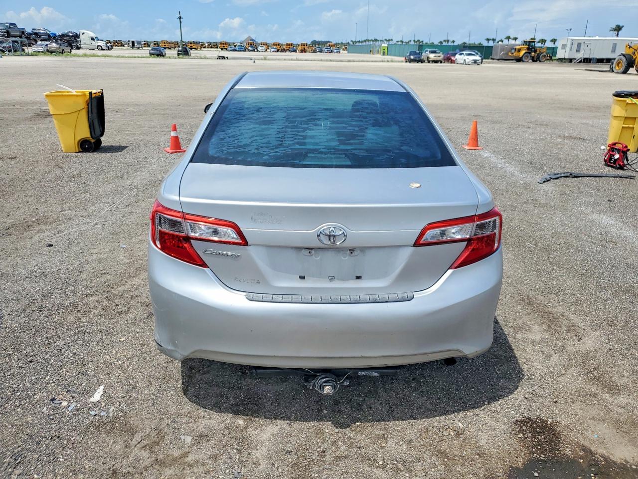 2014 Toyota Camry L Silver vin: 4T4BF1FK4ER357396