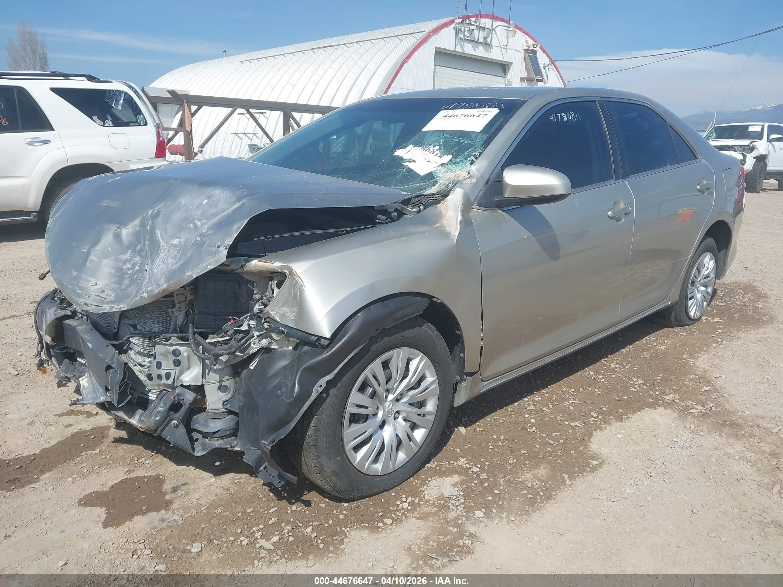 2014 Toyota Camry Le Серебряный vin: 4T4BF1FK4ER365045