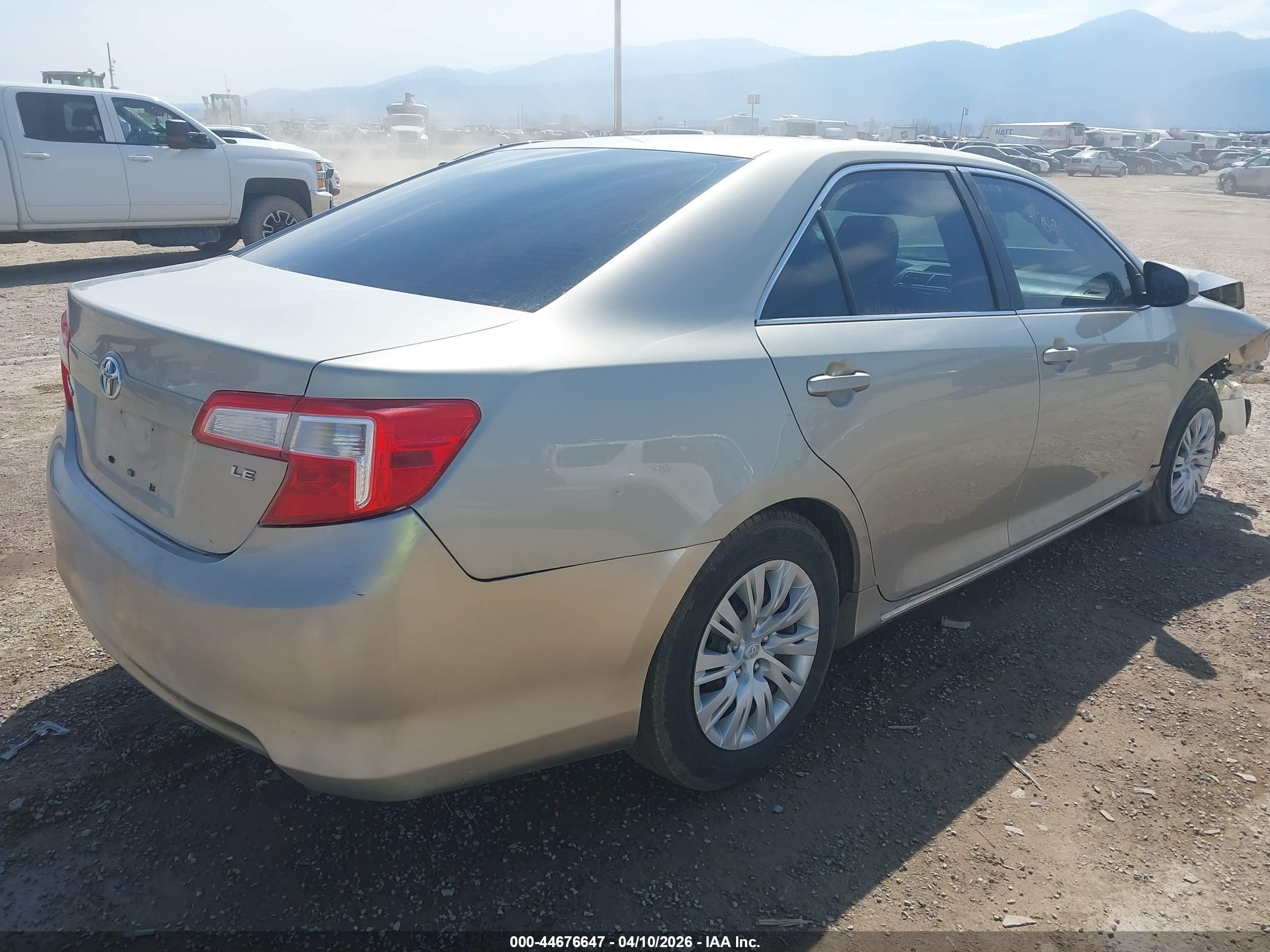 2014 Toyota Camry Le Серебряный vin: 4T4BF1FK4ER365045