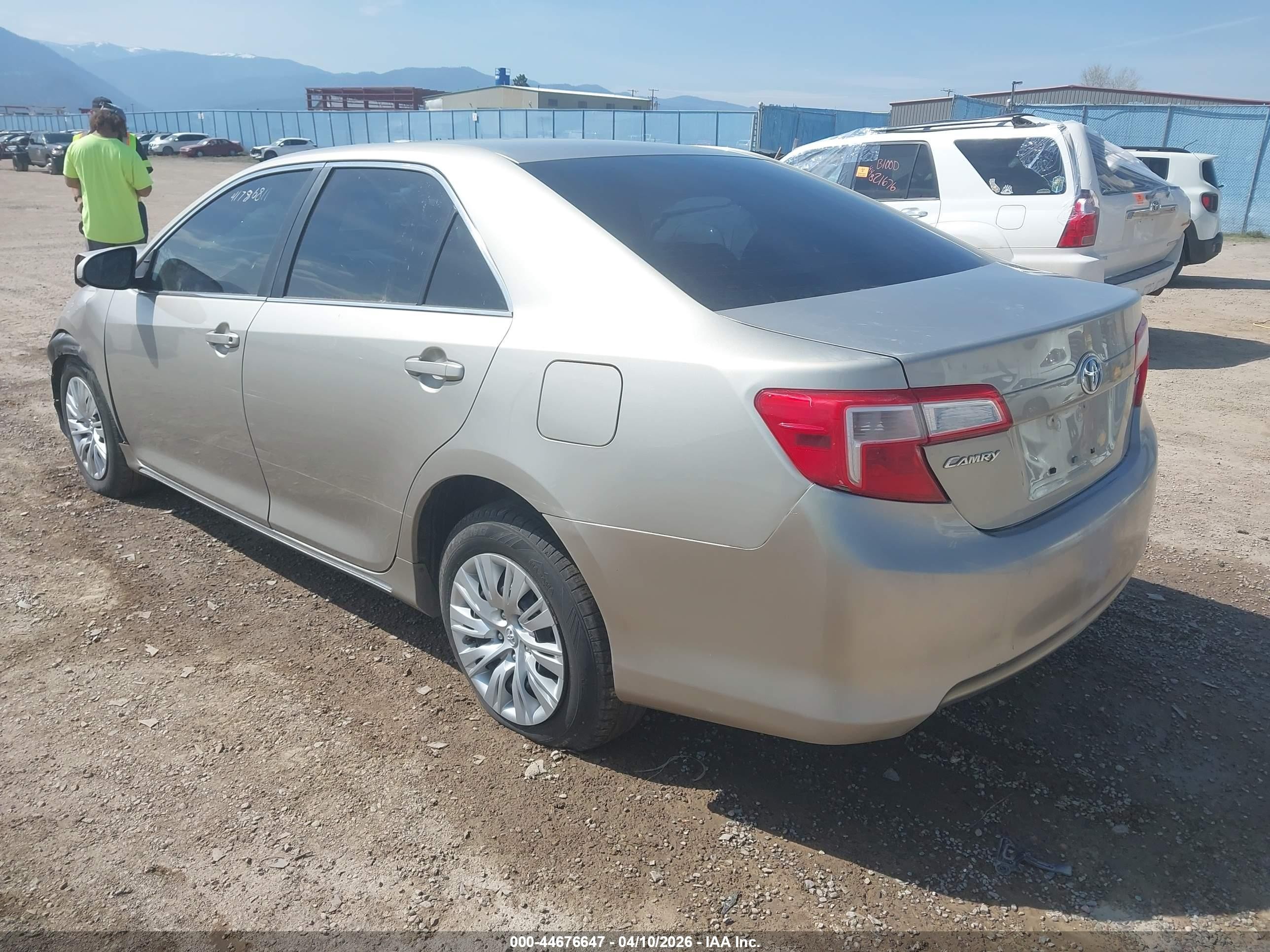 2014 Toyota Camry Le Серебряный vin: 4T4BF1FK4ER365045