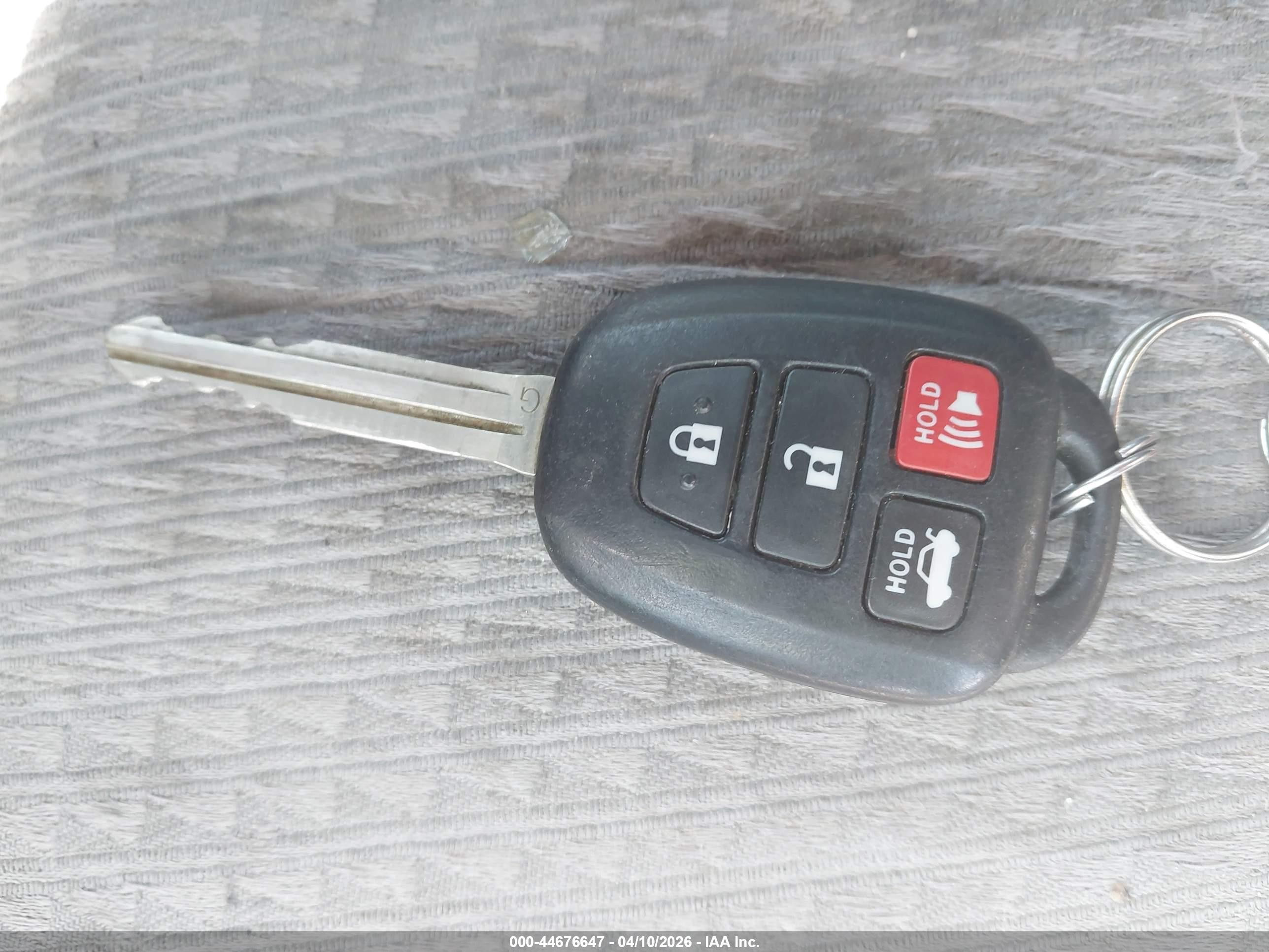 2014 Toyota Camry Le Серебряный vin: 4T4BF1FK4ER365045