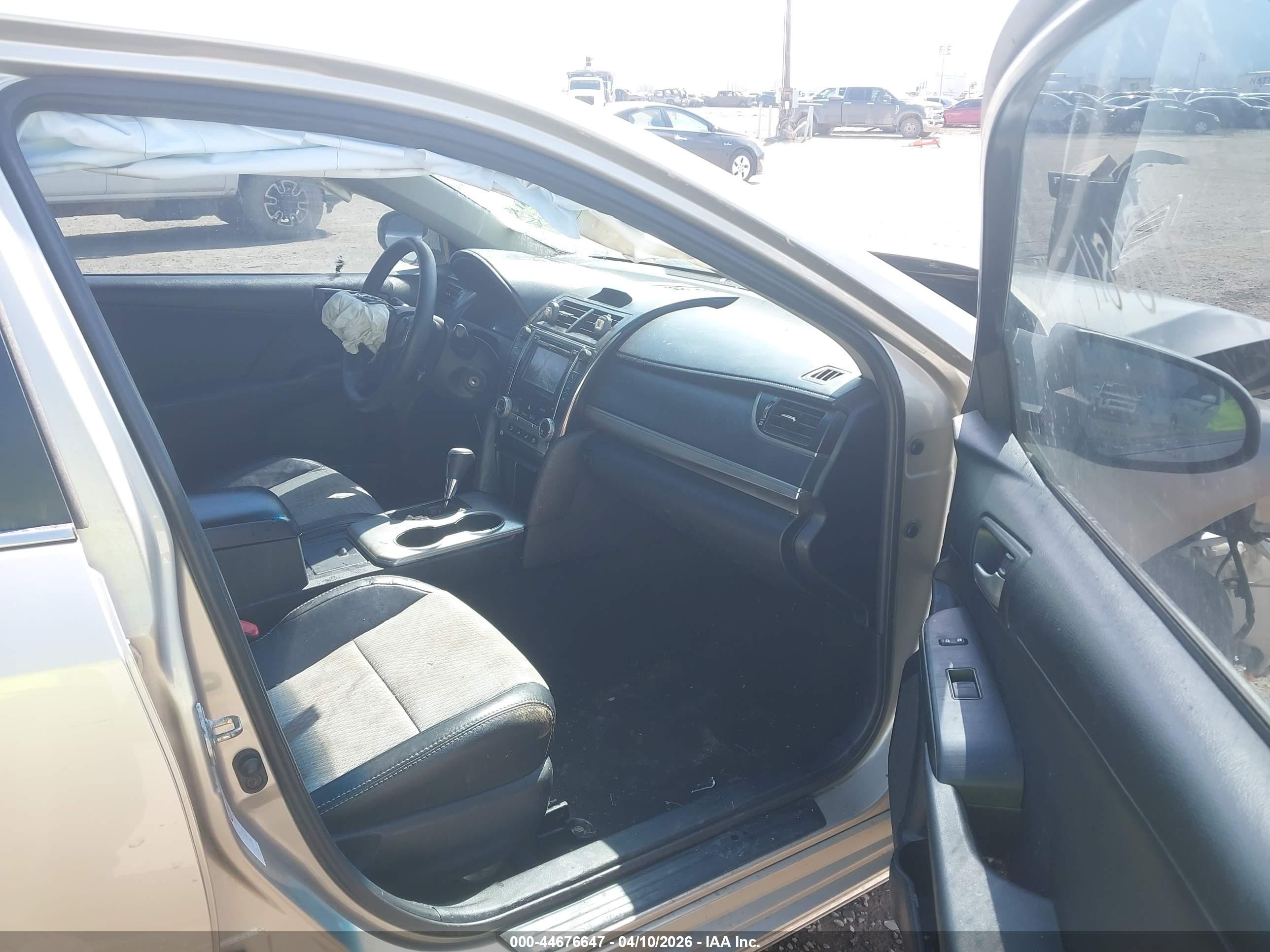 2014 Toyota Camry Le Серебряный vin: 4T4BF1FK4ER365045