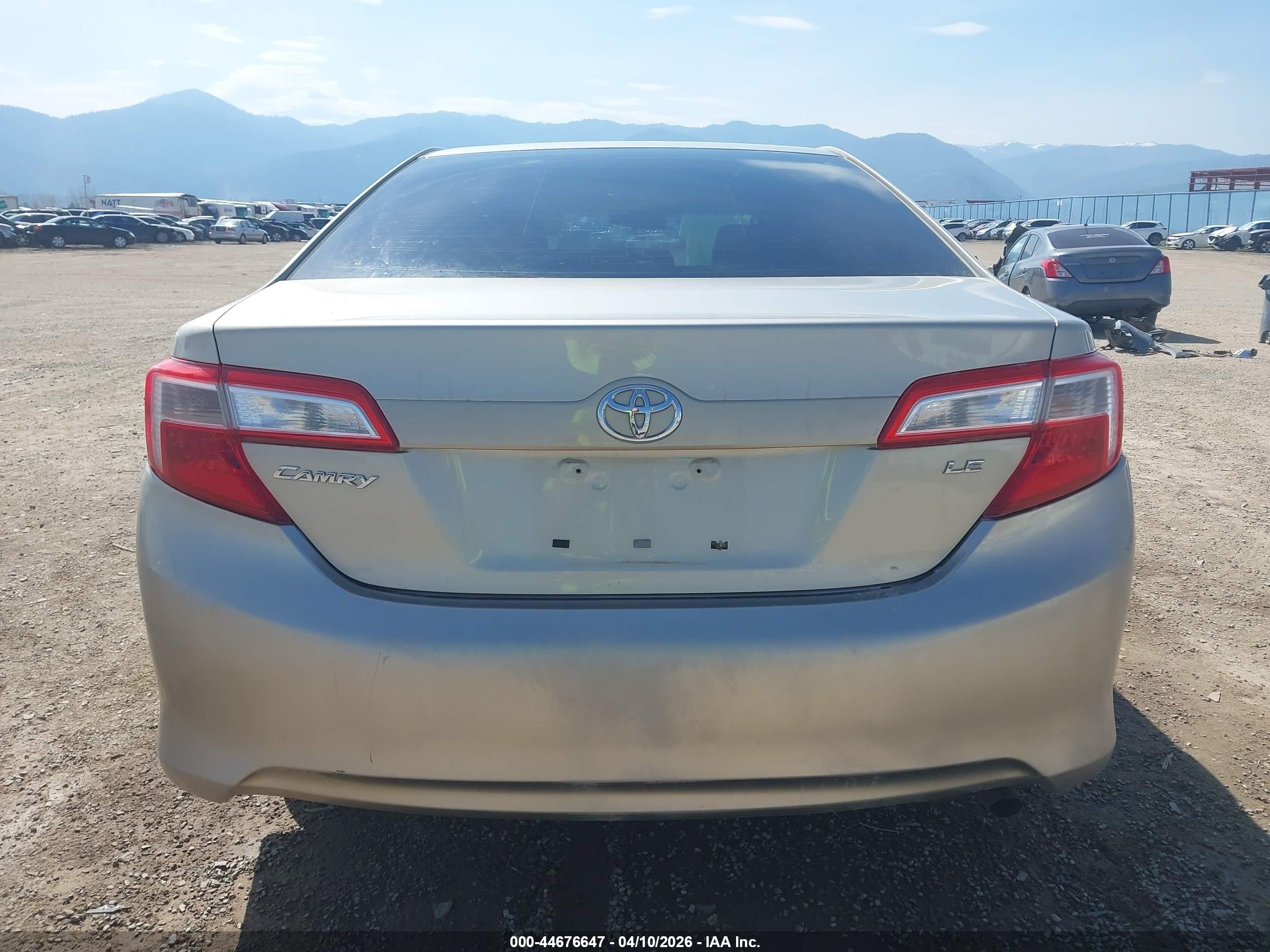 2014 Toyota Camry Le Серебряный vin: 4T4BF1FK4ER365045