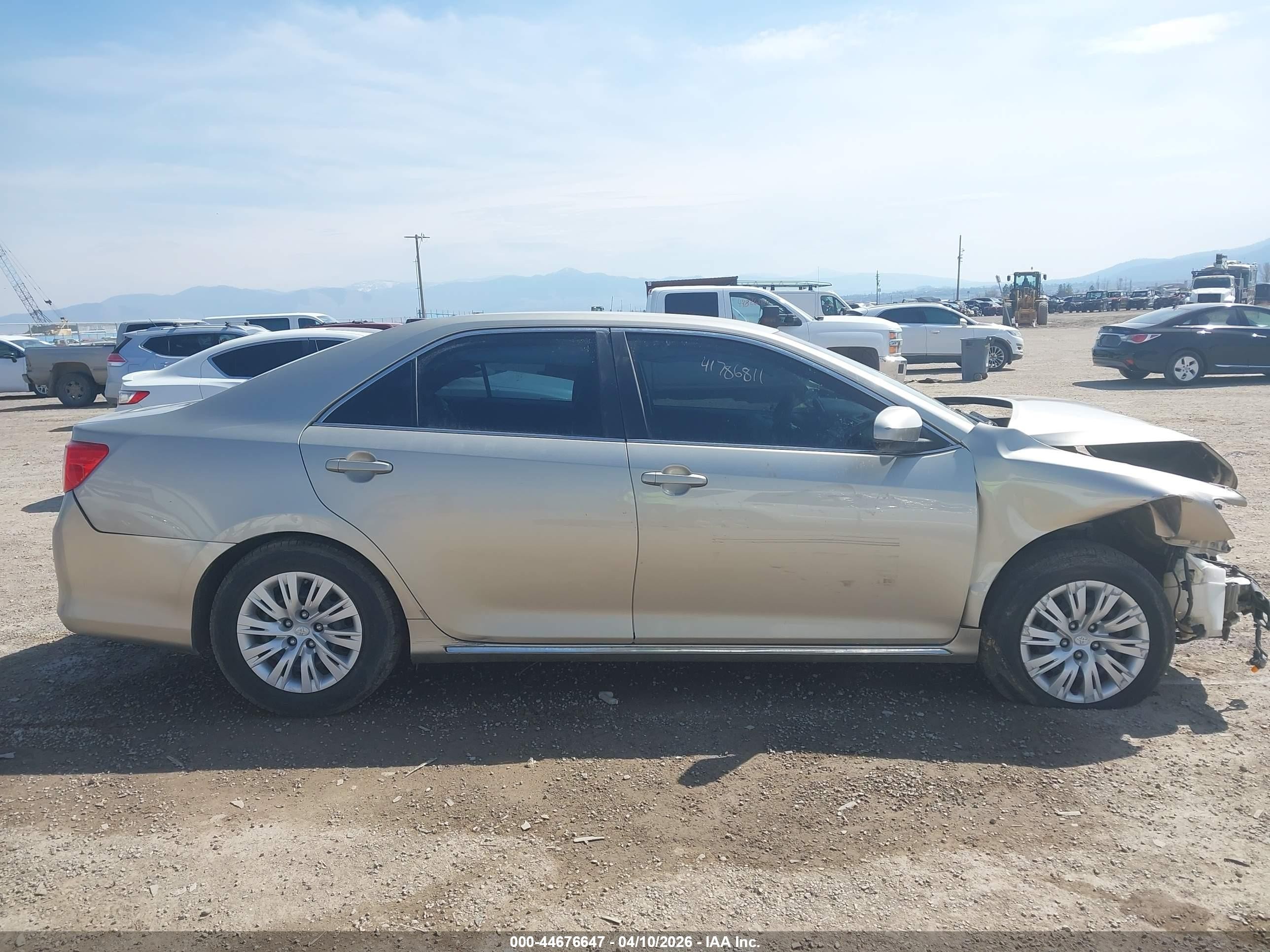 2014 Toyota Camry Le Серебряный vin: 4T4BF1FK4ER365045