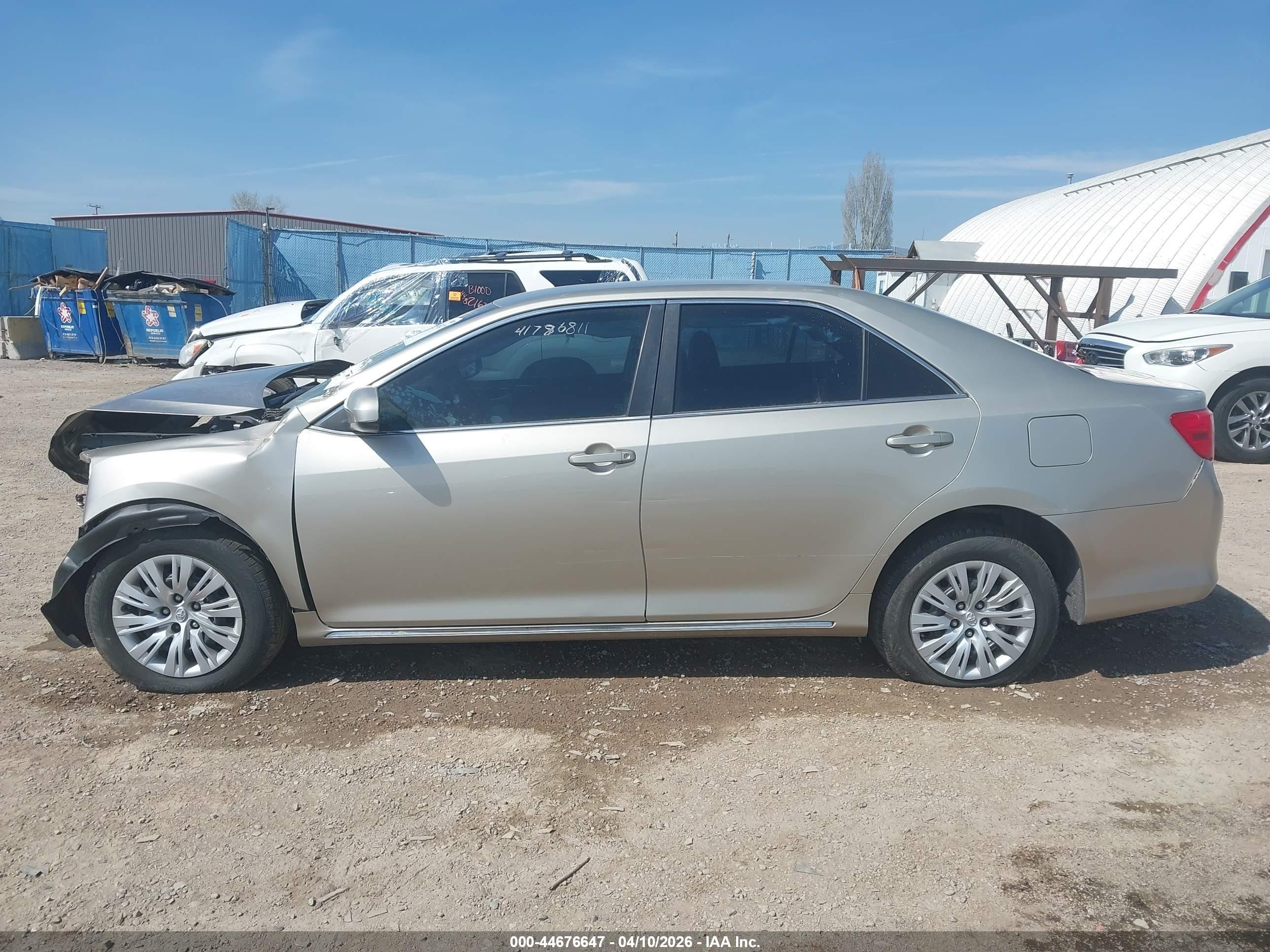 2014 Toyota Camry Le Серебряный vin: 4T4BF1FK4ER365045