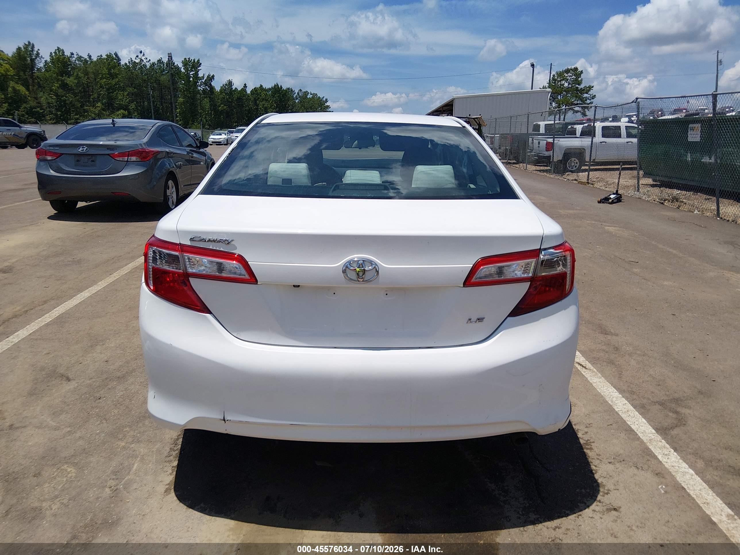 2014 Toyota Camry Le White vin: 4T4BF1FK4ER388759