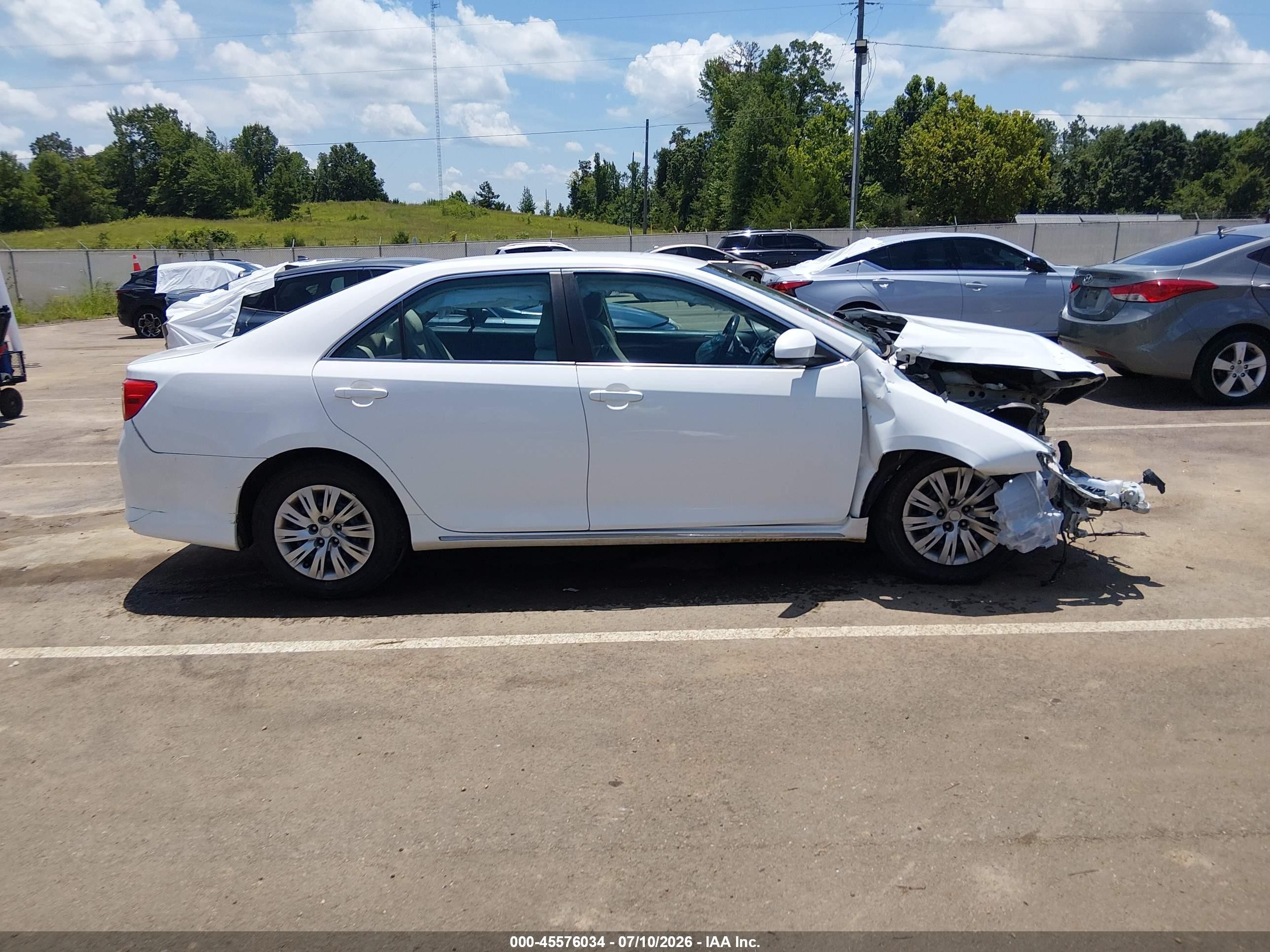 2014 Toyota Camry Le White vin: 4T4BF1FK4ER388759