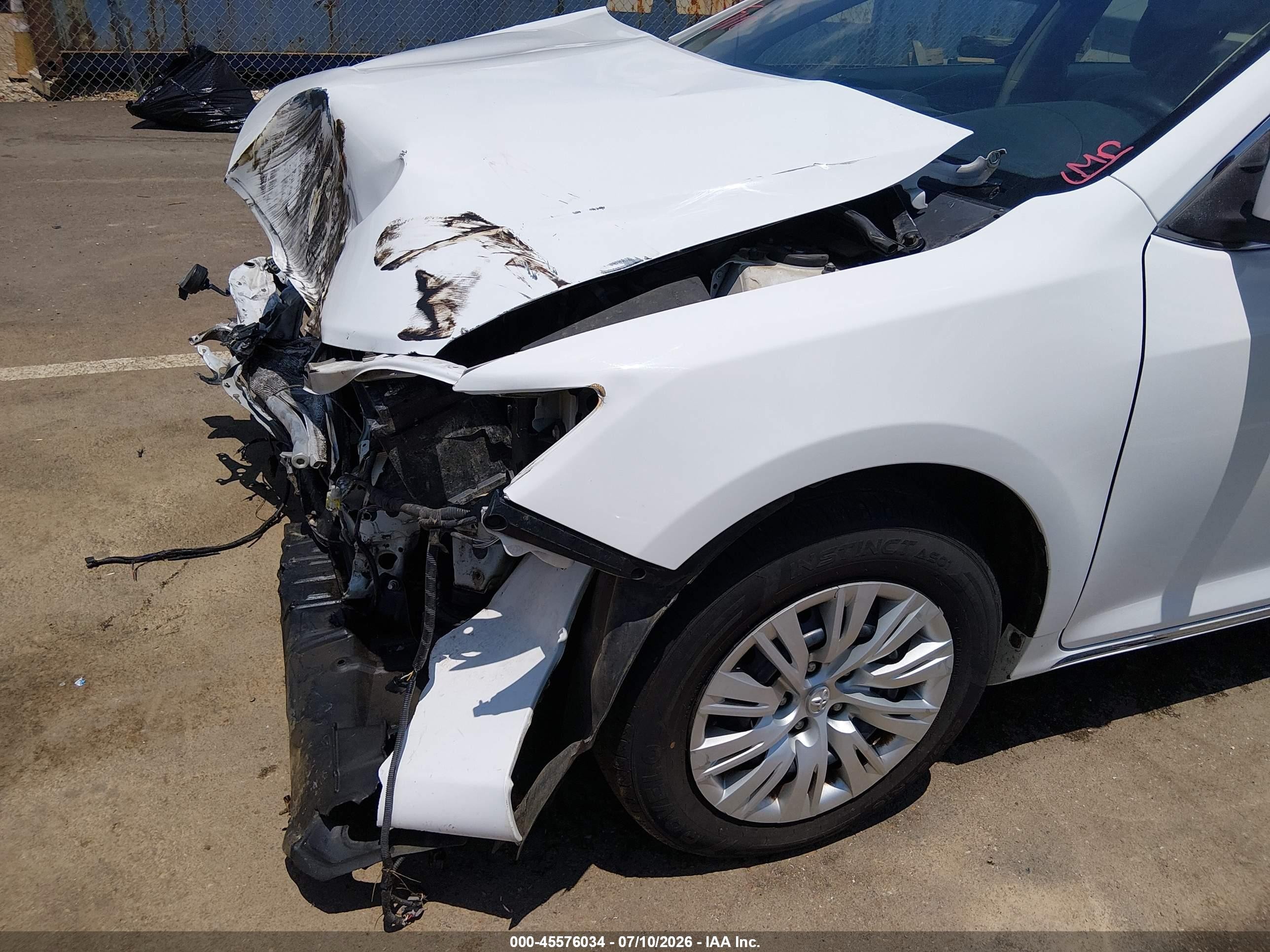 2014 Toyota Camry Le White vin: 4T4BF1FK4ER388759