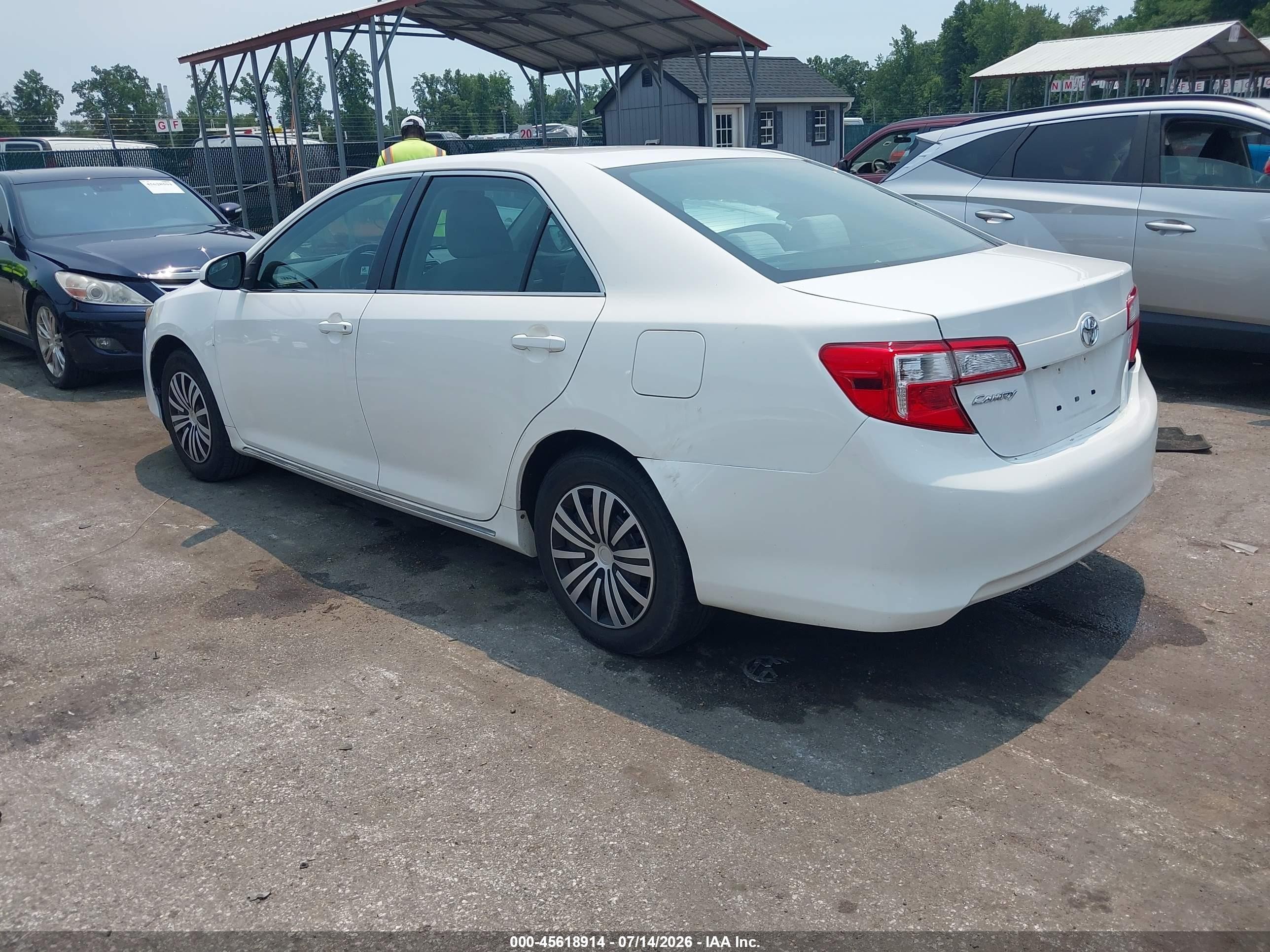 2014 Toyota Camry Le White vin: 4T4BF1FK4ER391970
