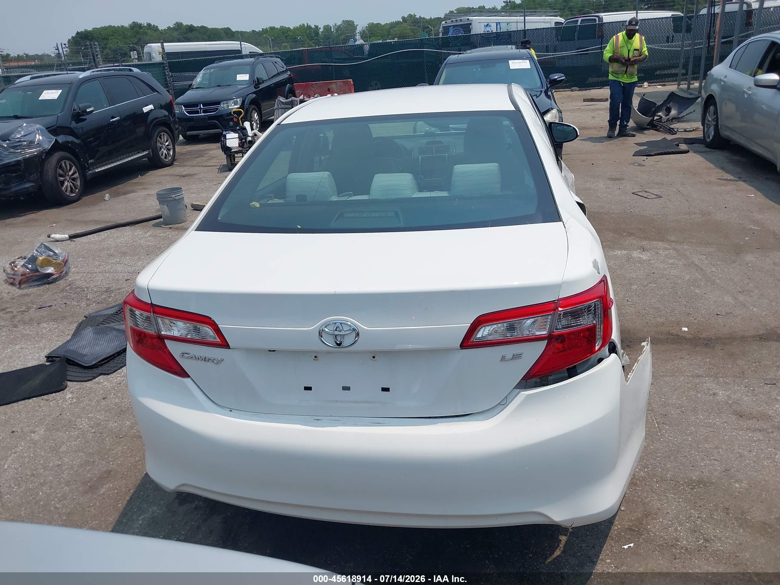 2014 Toyota Camry Le White vin: 4T4BF1FK4ER391970