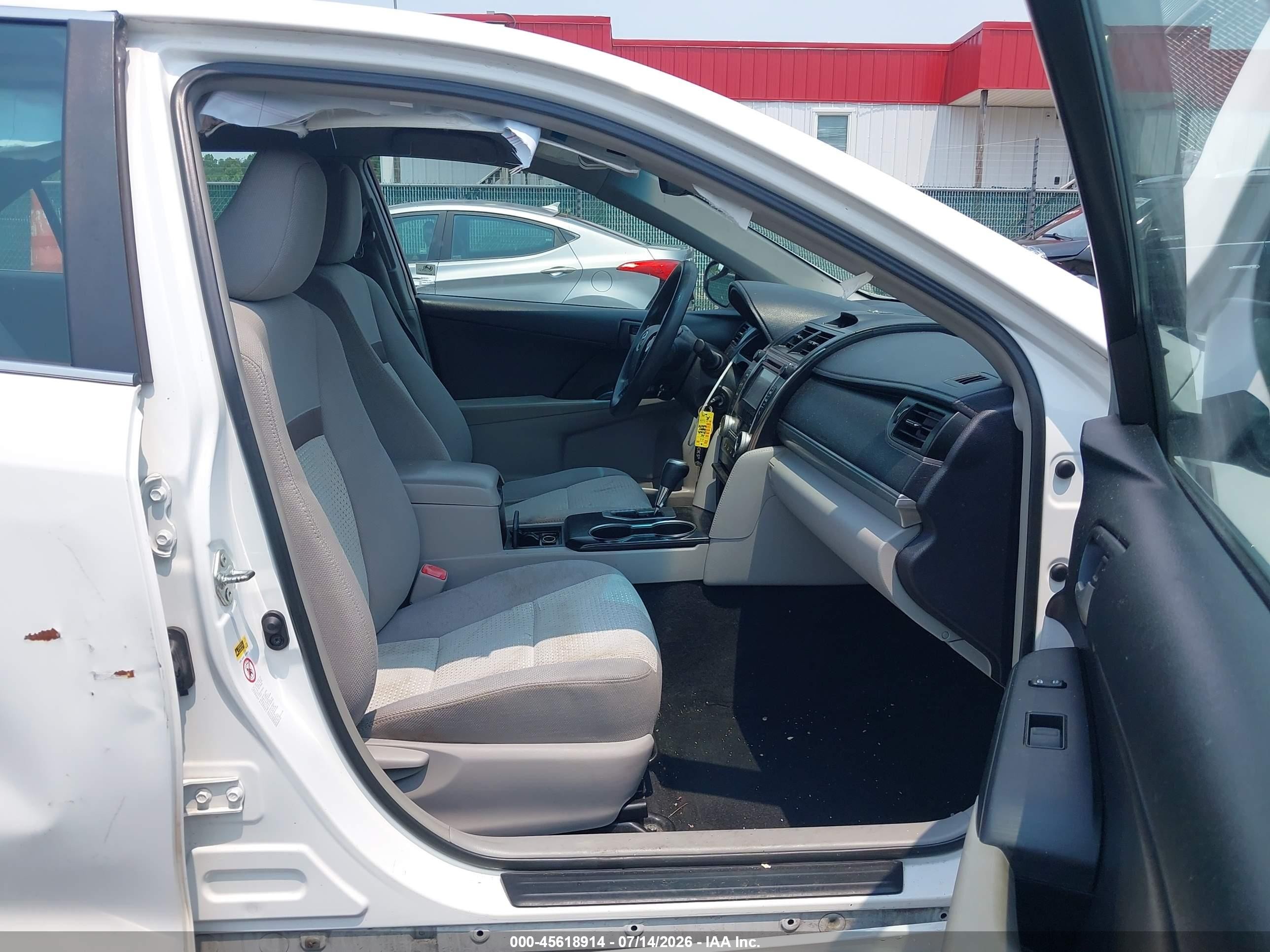 2014 Toyota Camry Le White vin: 4T4BF1FK4ER391970