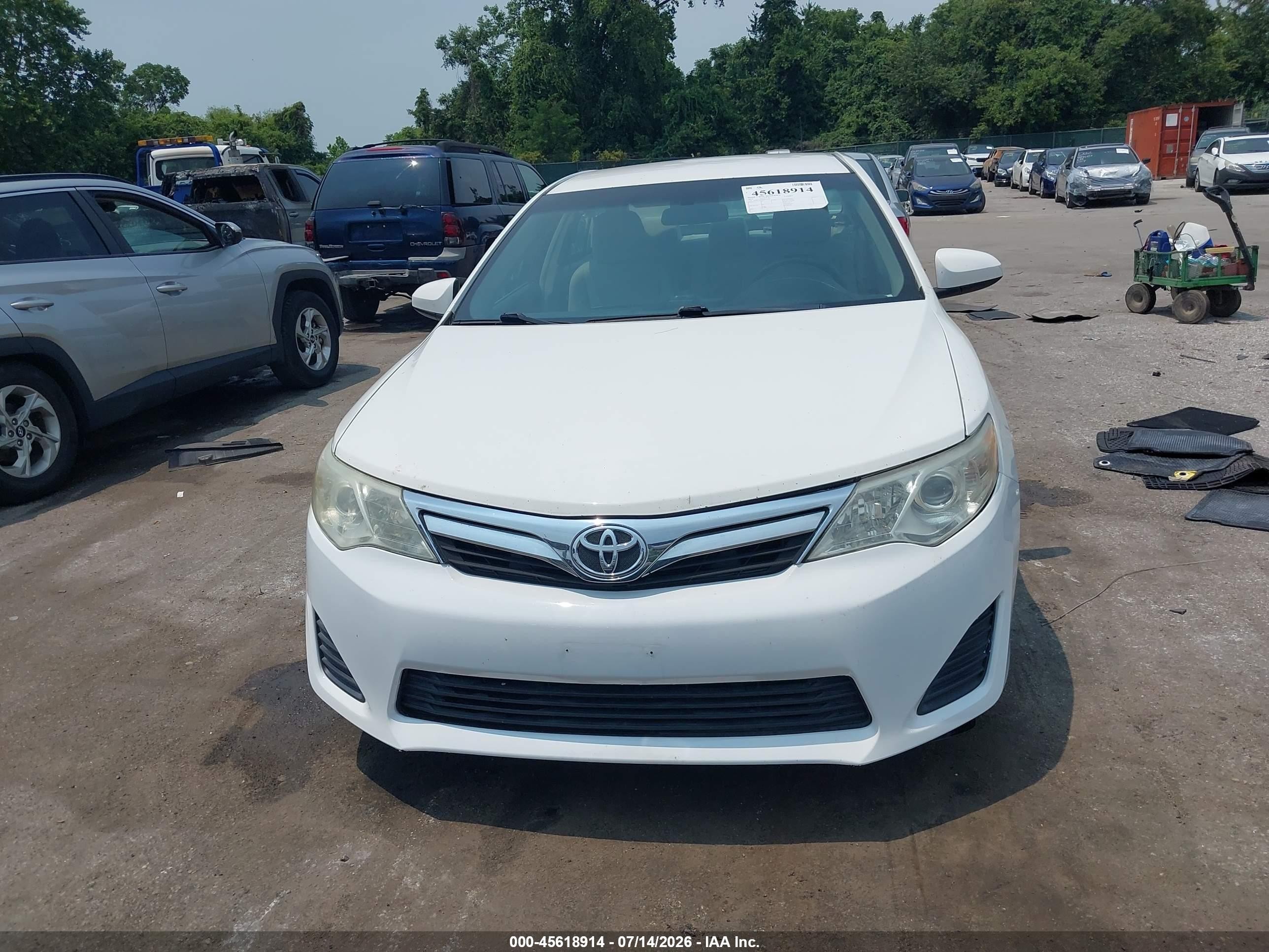 2014 Toyota Camry Le White vin: 4T4BF1FK4ER391970