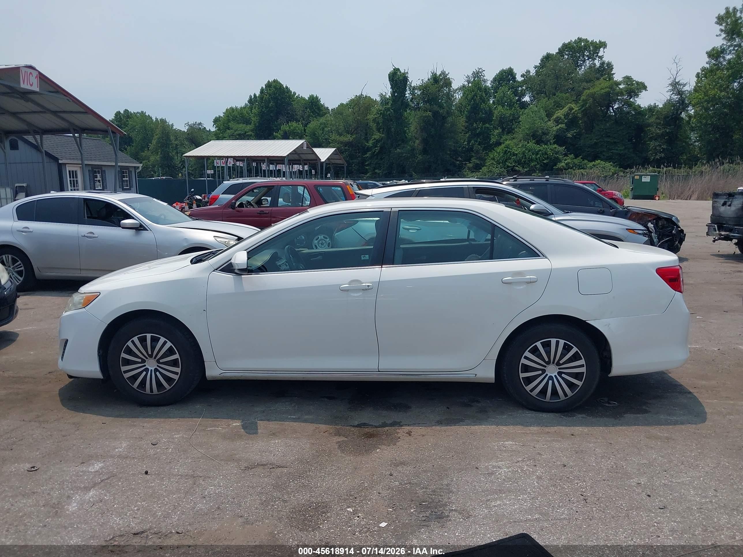 2014 Toyota Camry Le White vin: 4T4BF1FK4ER391970