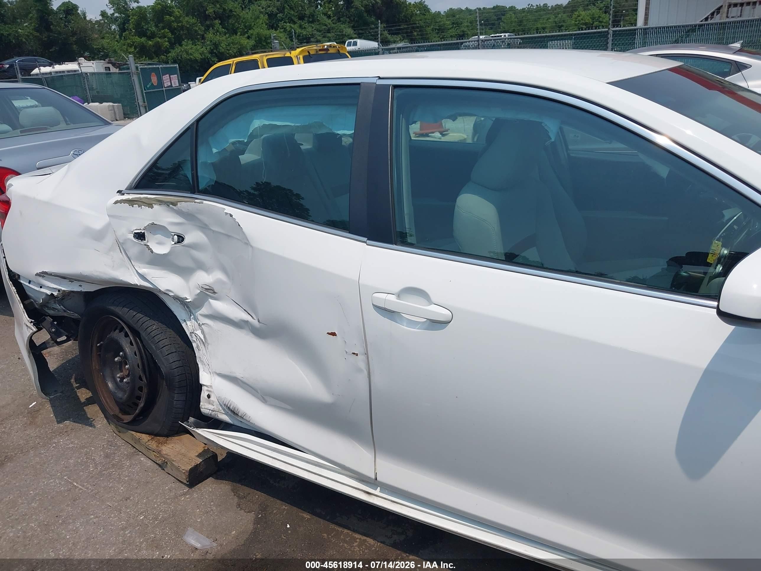 2014 Toyota Camry Le White vin: 4T4BF1FK4ER391970