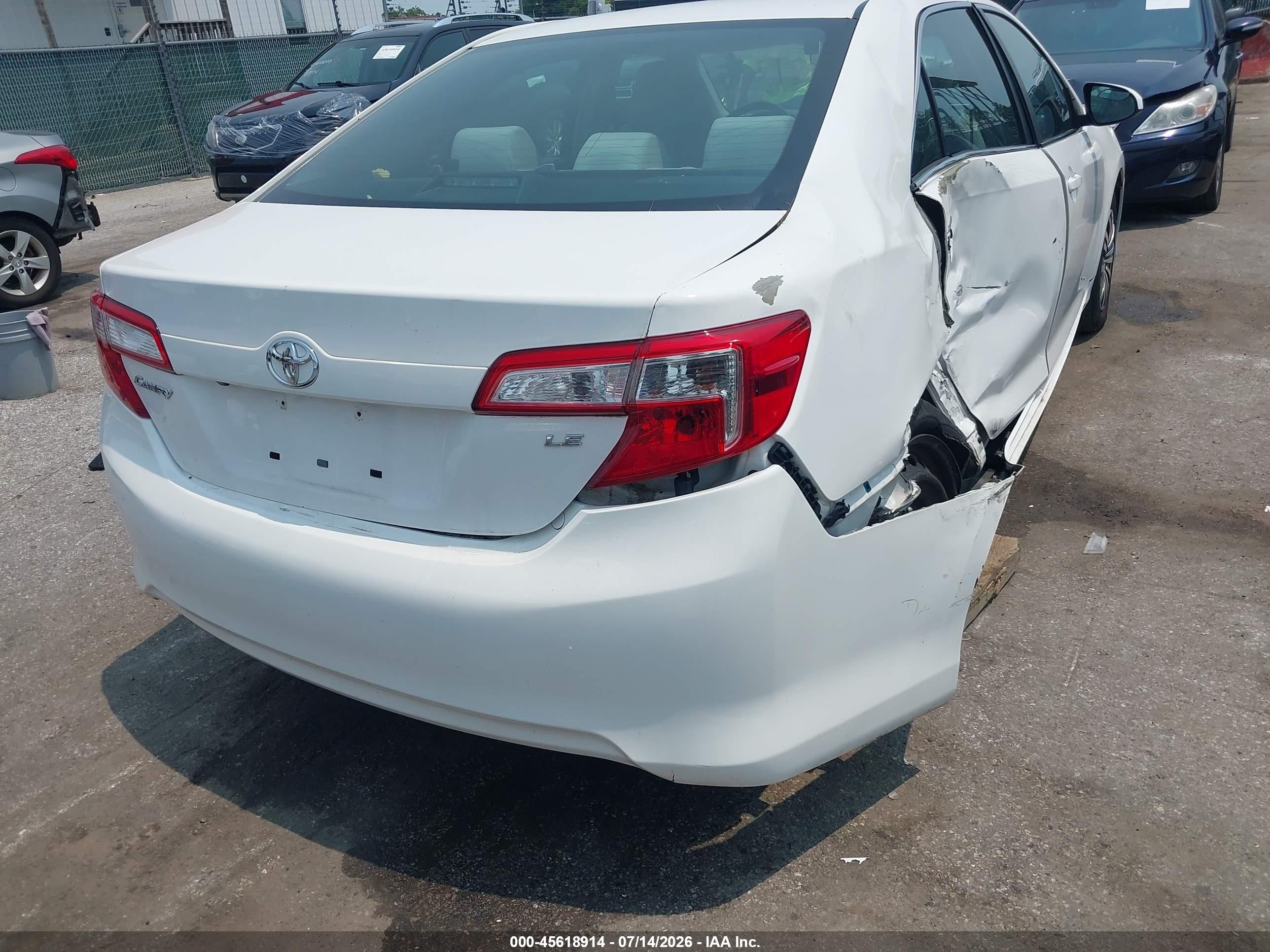 2014 Toyota Camry Le White vin: 4T4BF1FK4ER391970