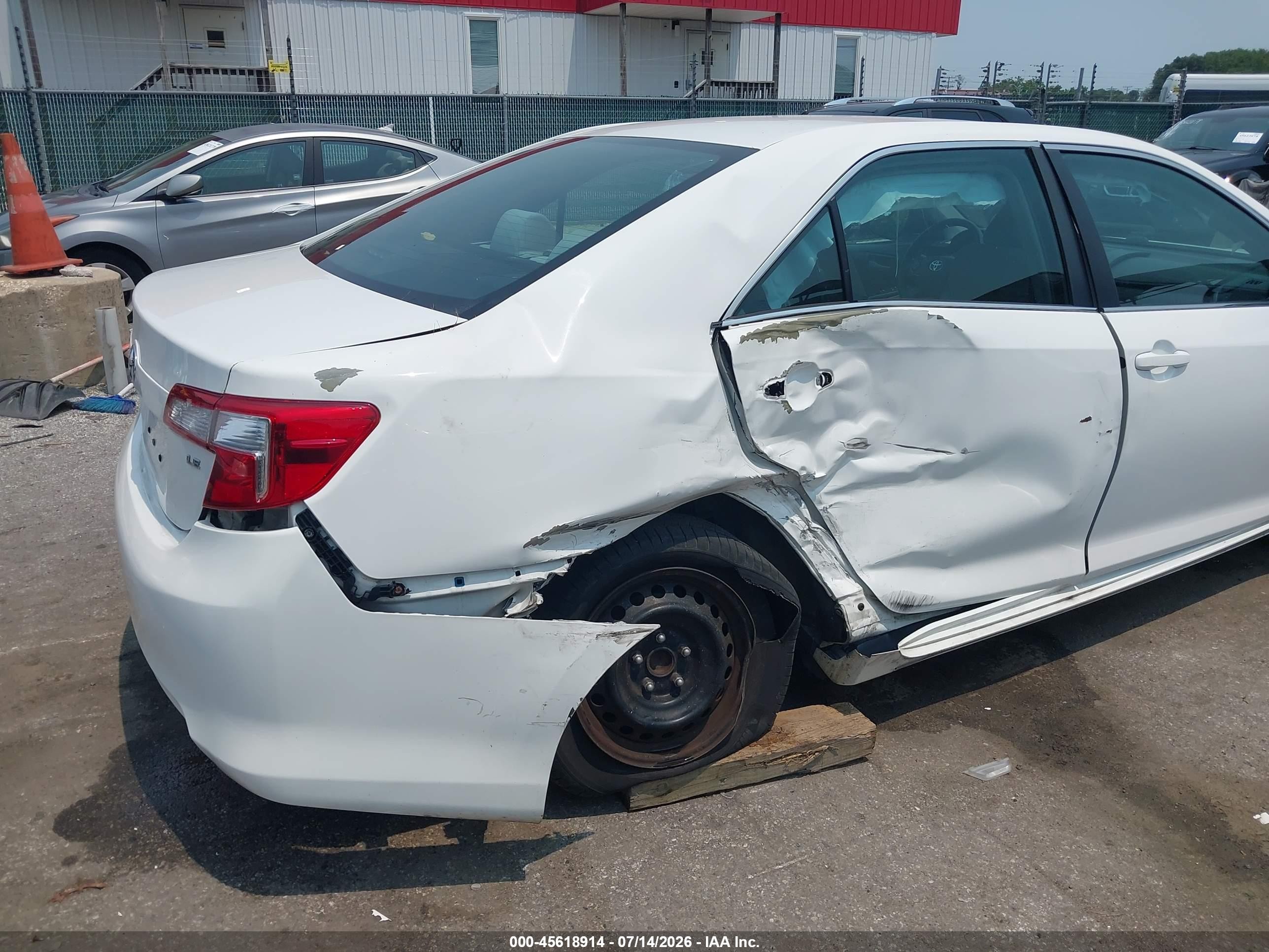 2014 Toyota Camry Le White vin: 4T4BF1FK4ER391970