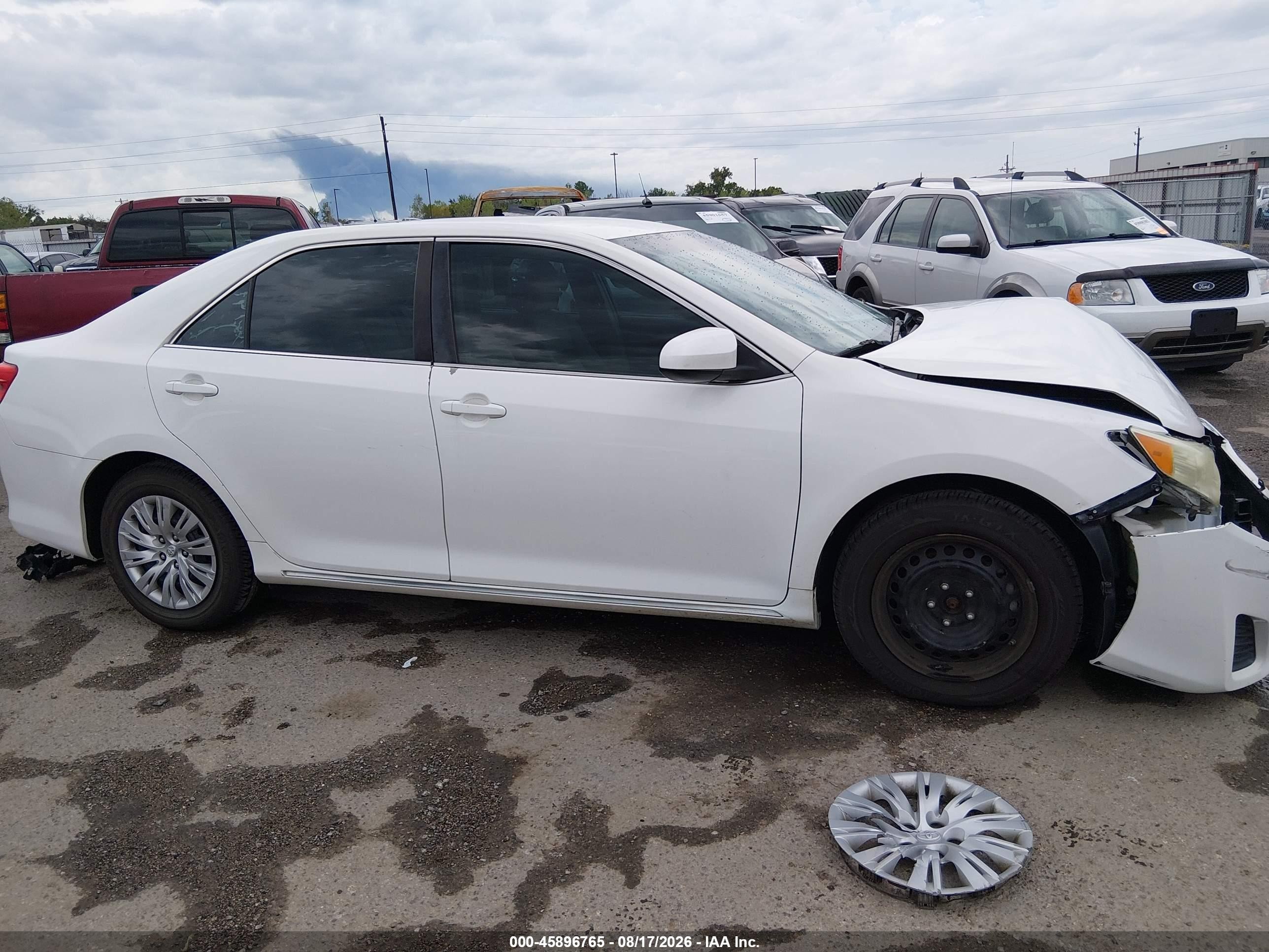 2014 Toyota Camry Le White vin: 4T4BF1FK4ER399552