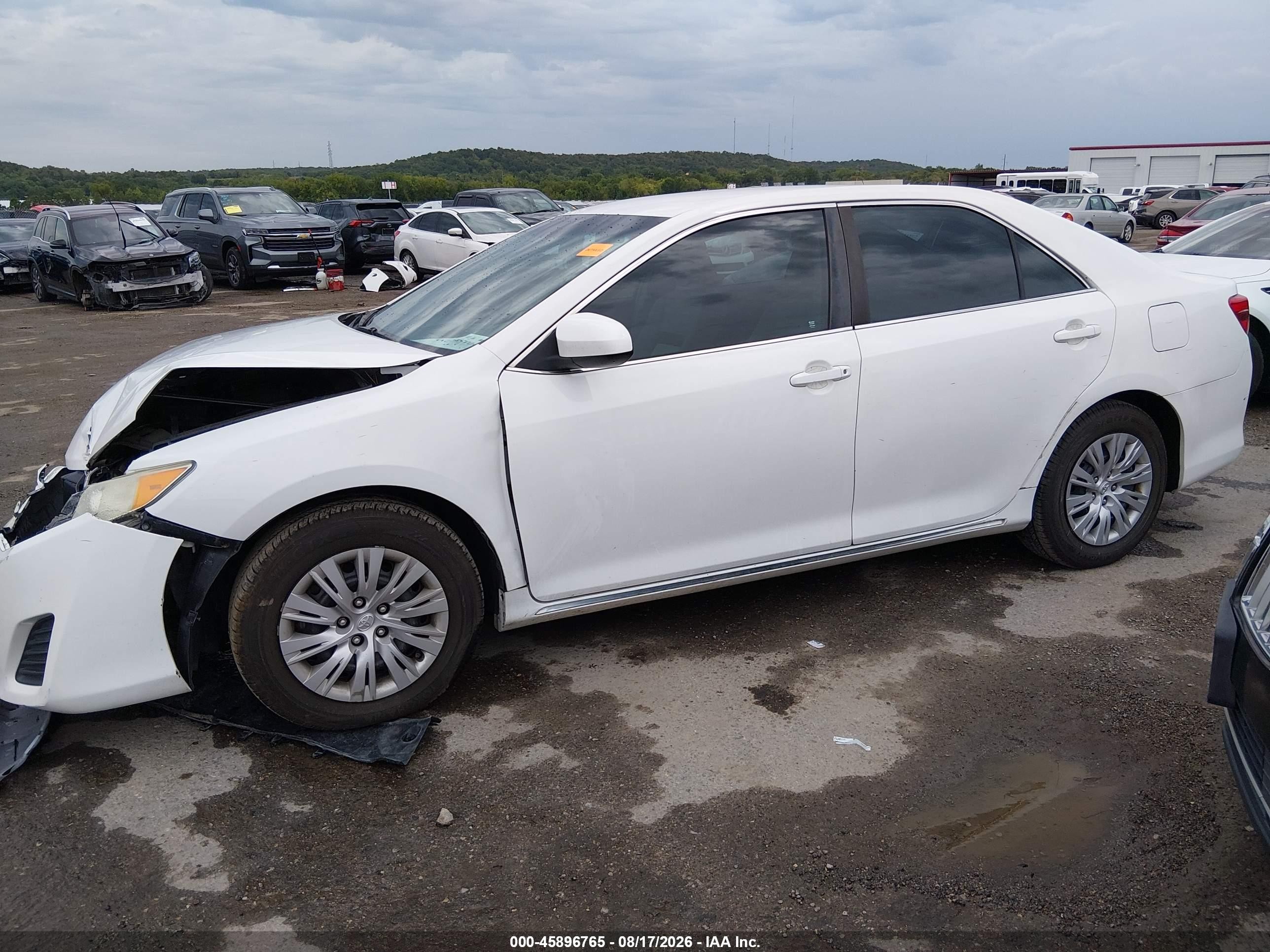 2014 Toyota Camry Le White vin: 4T4BF1FK4ER399552