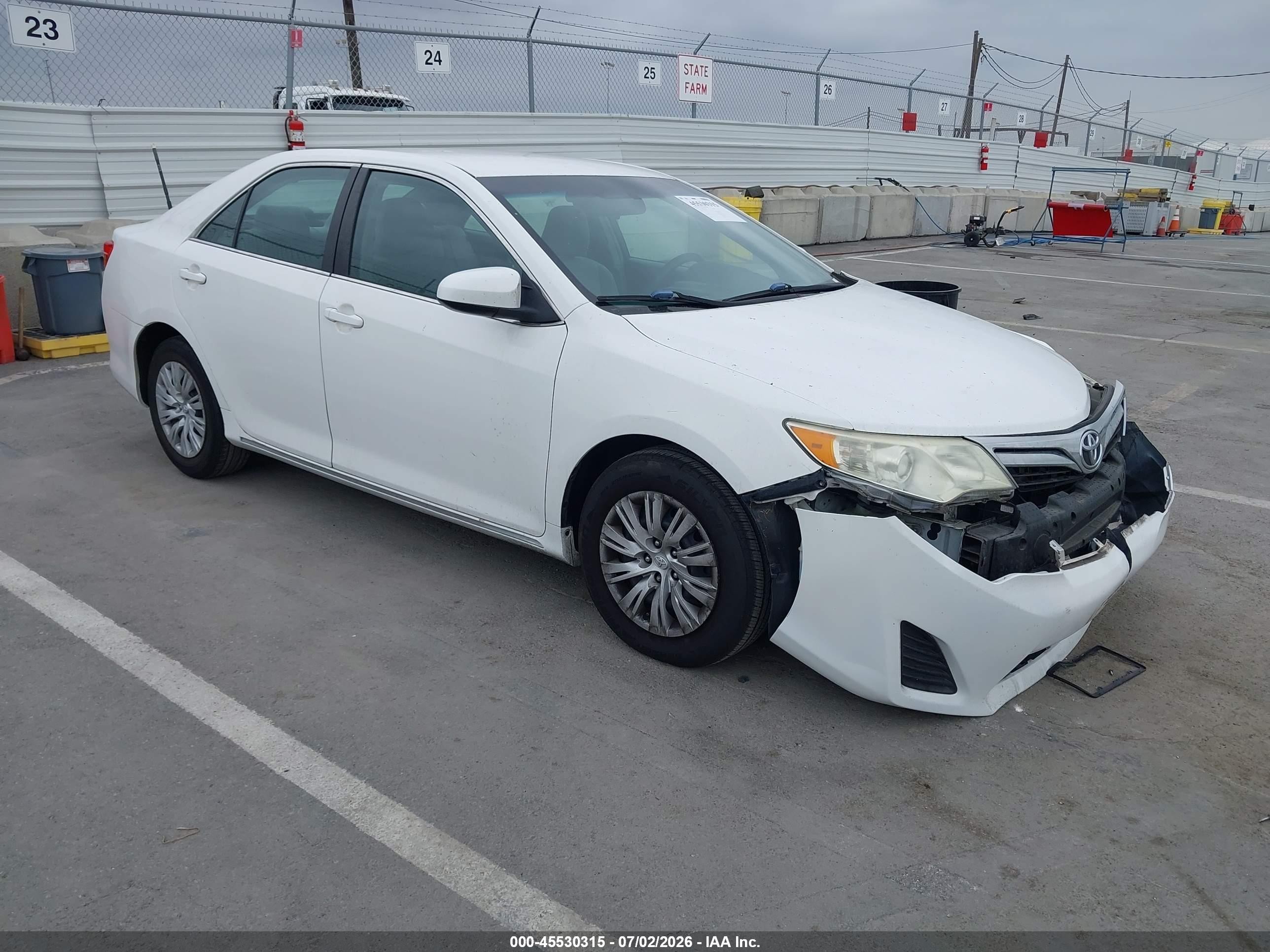 2014 Toyota Camry Le White vin: 4T4BF1FK4ER399602