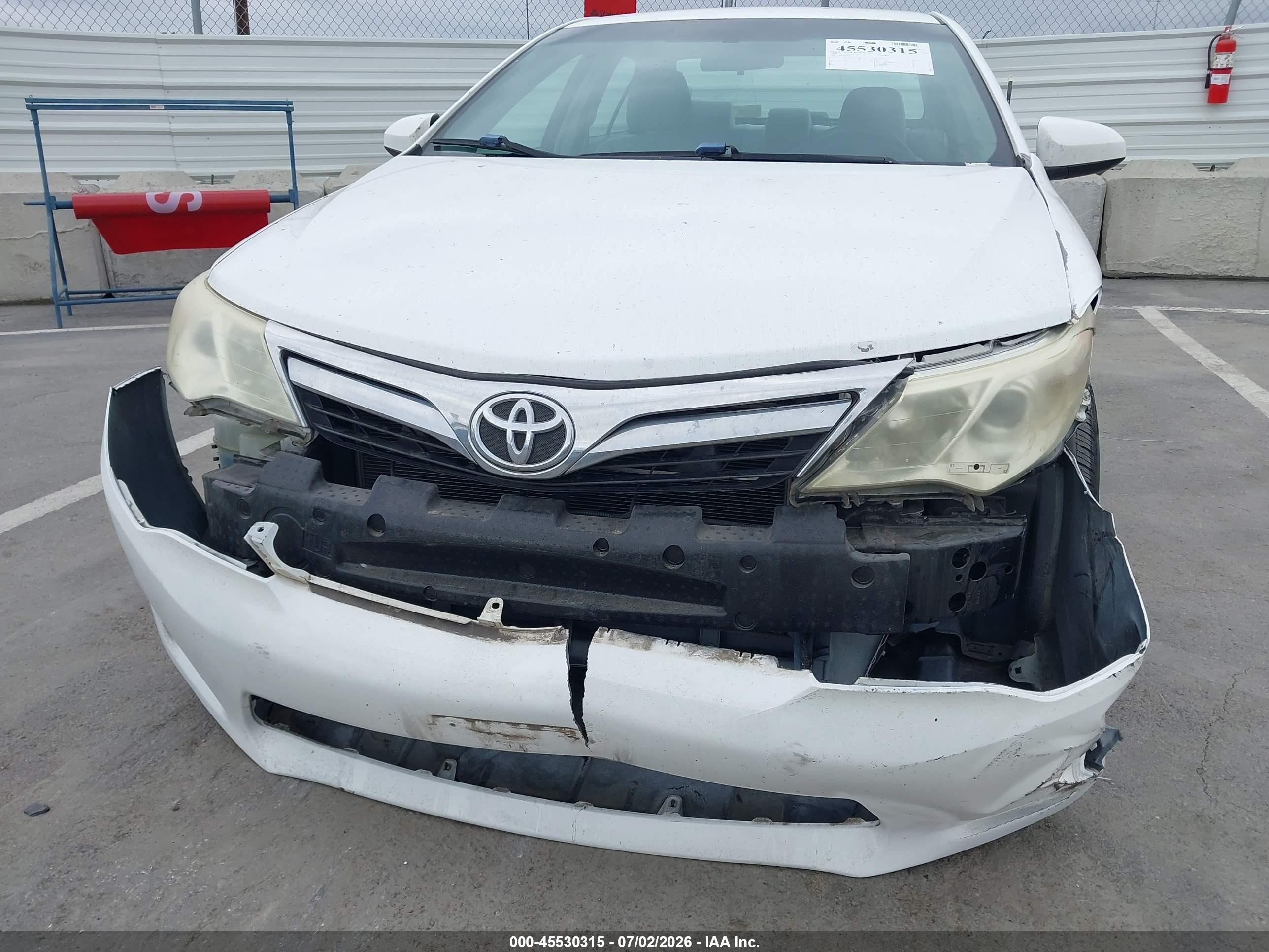 2014 Toyota Camry Le White vin: 4T4BF1FK4ER399602