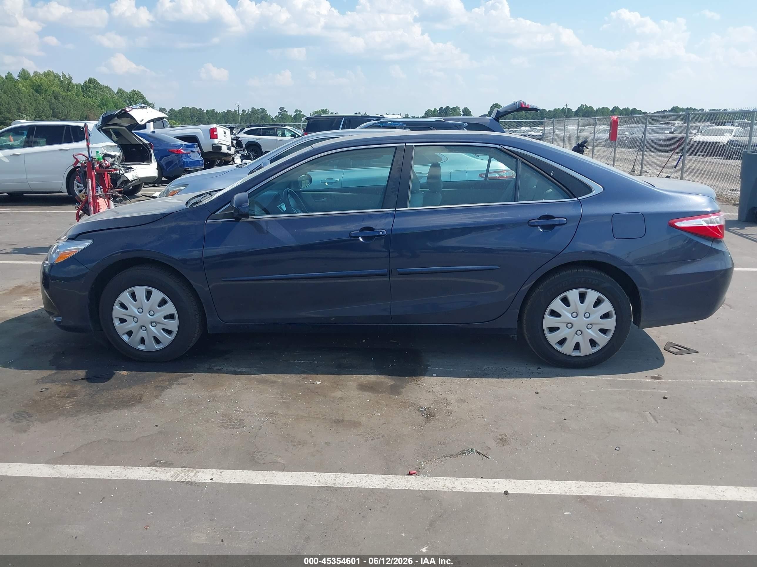 2015 Toyota Camry Le Синий vin: 4T4BF1FK4FR511459