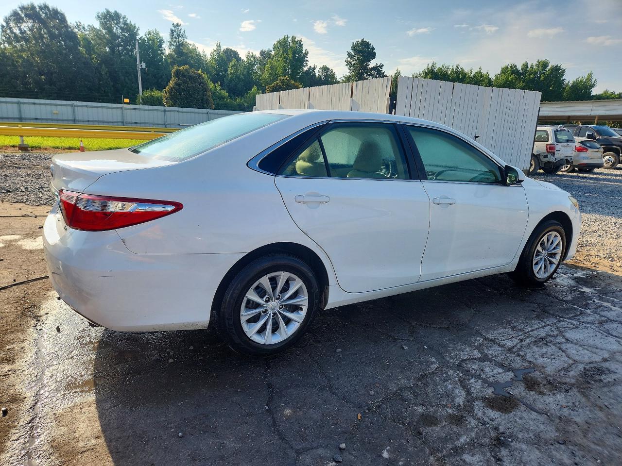 2015 Toyota Camry Le White vin: 4T4BF1FK4FR515446