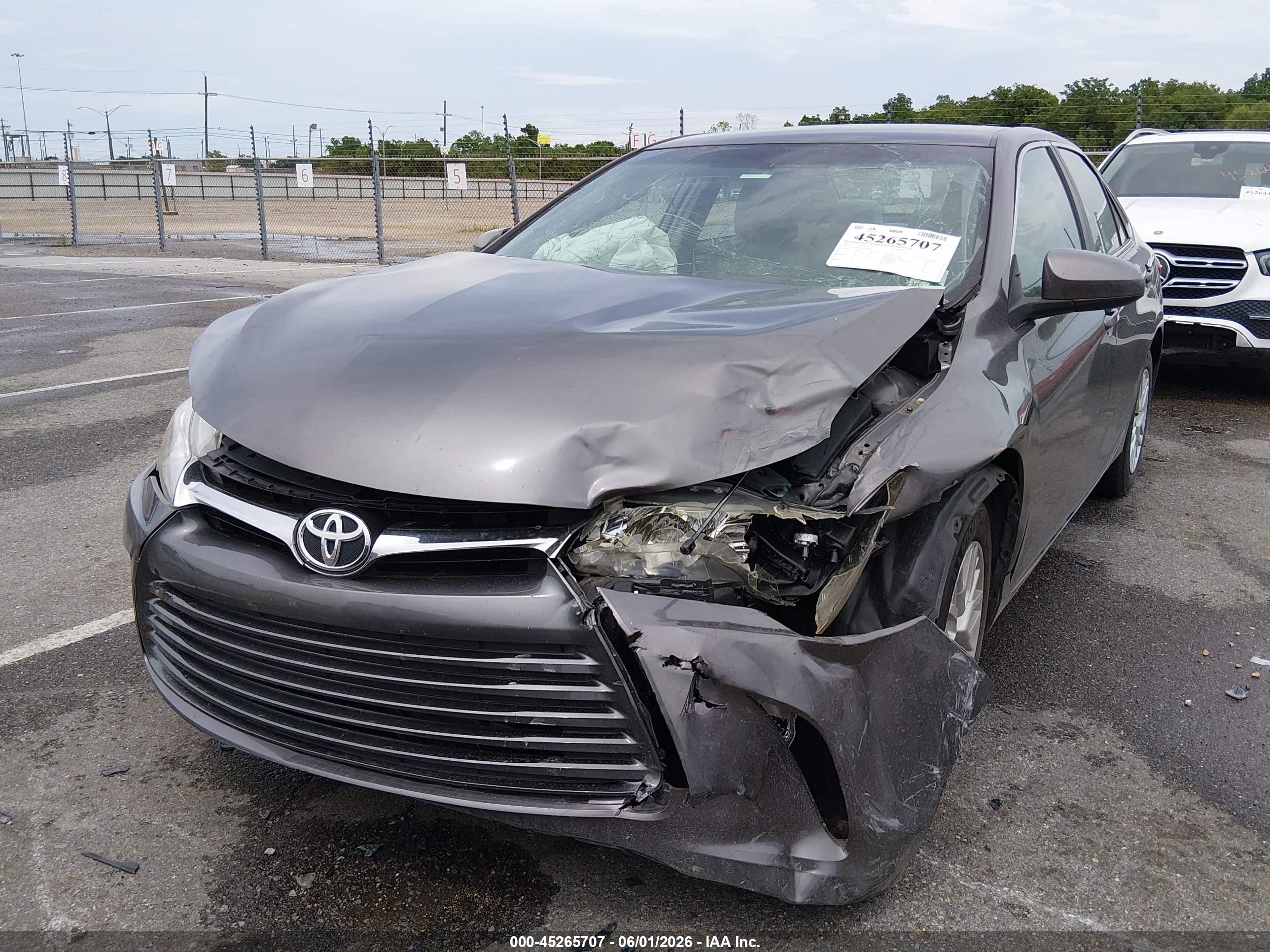 2016 Toyota Camry Le Gray vin: 4T4BF1FK4GR541823