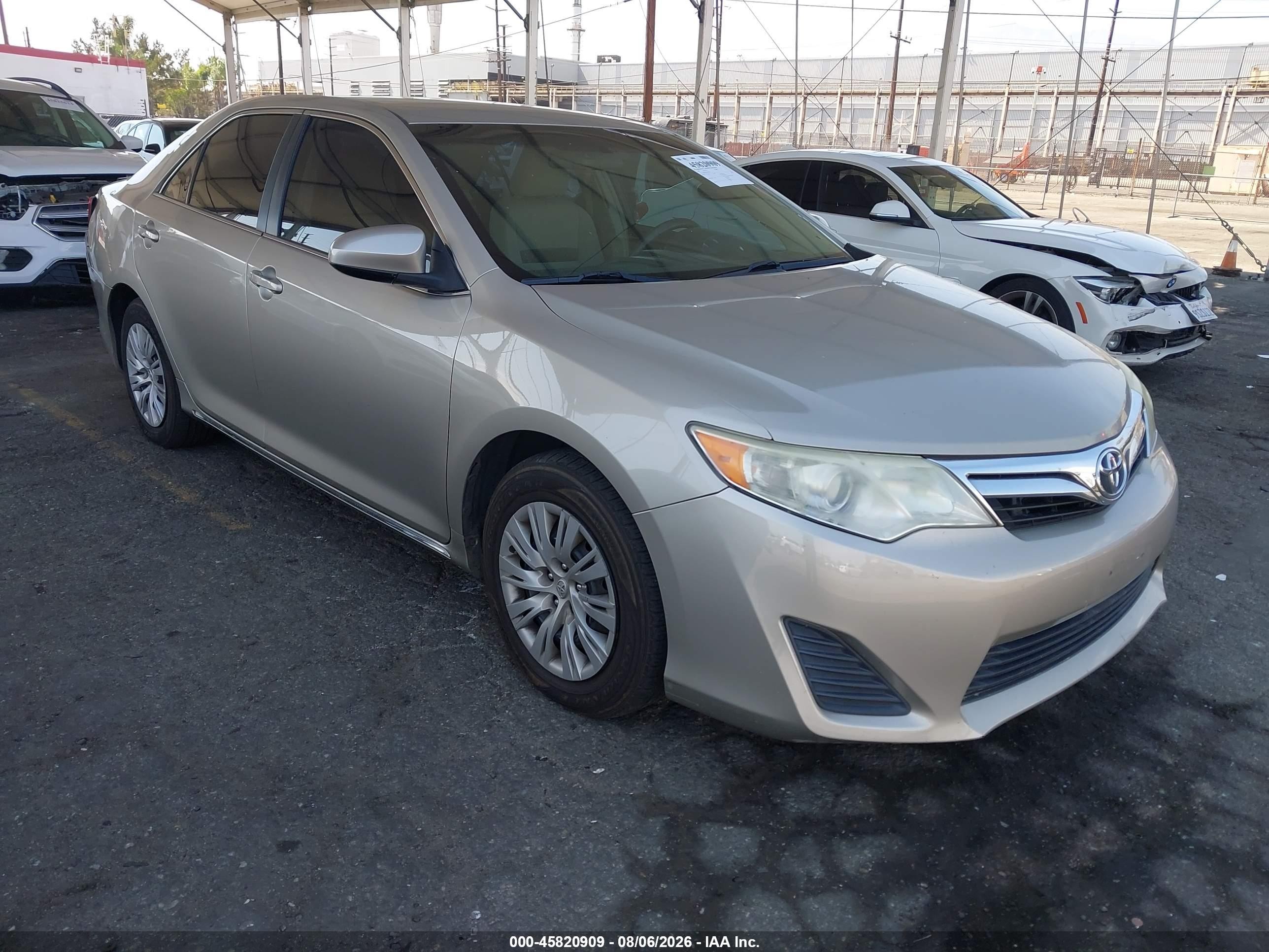 2013 Toyota Camry Le Gold vin: 4T4BF1FK5DR290256