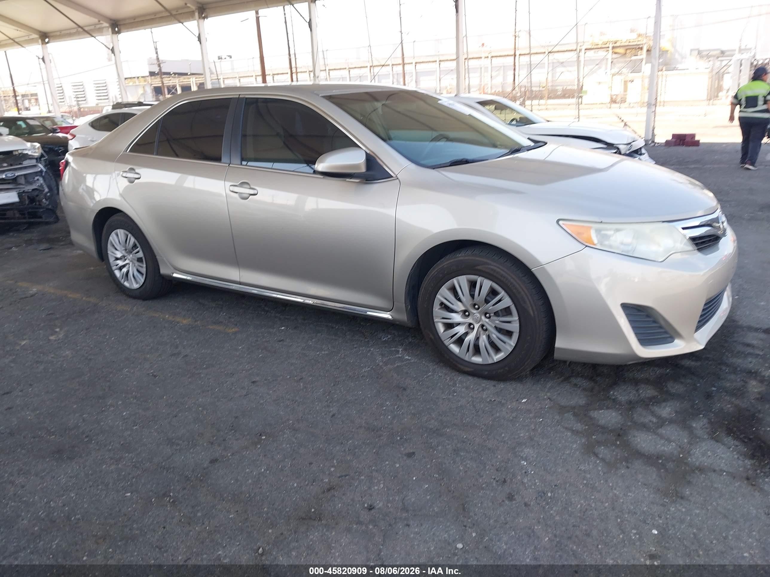 2013 Toyota Camry Le Золотой vin: 4T4BF1FK5DR290256