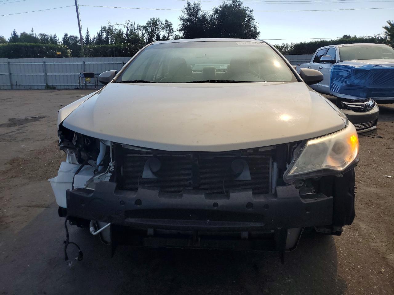 2013 Toyota Camry Le Cream vin: 4T4BF1FK5DR308318