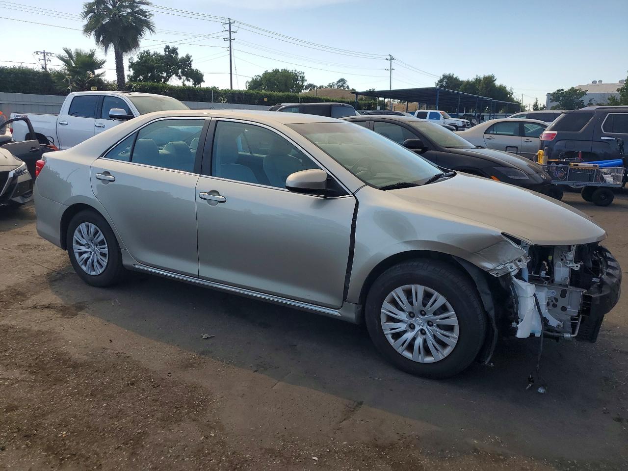 2013 Toyota Camry Le Cream vin: 4T4BF1FK5DR308318