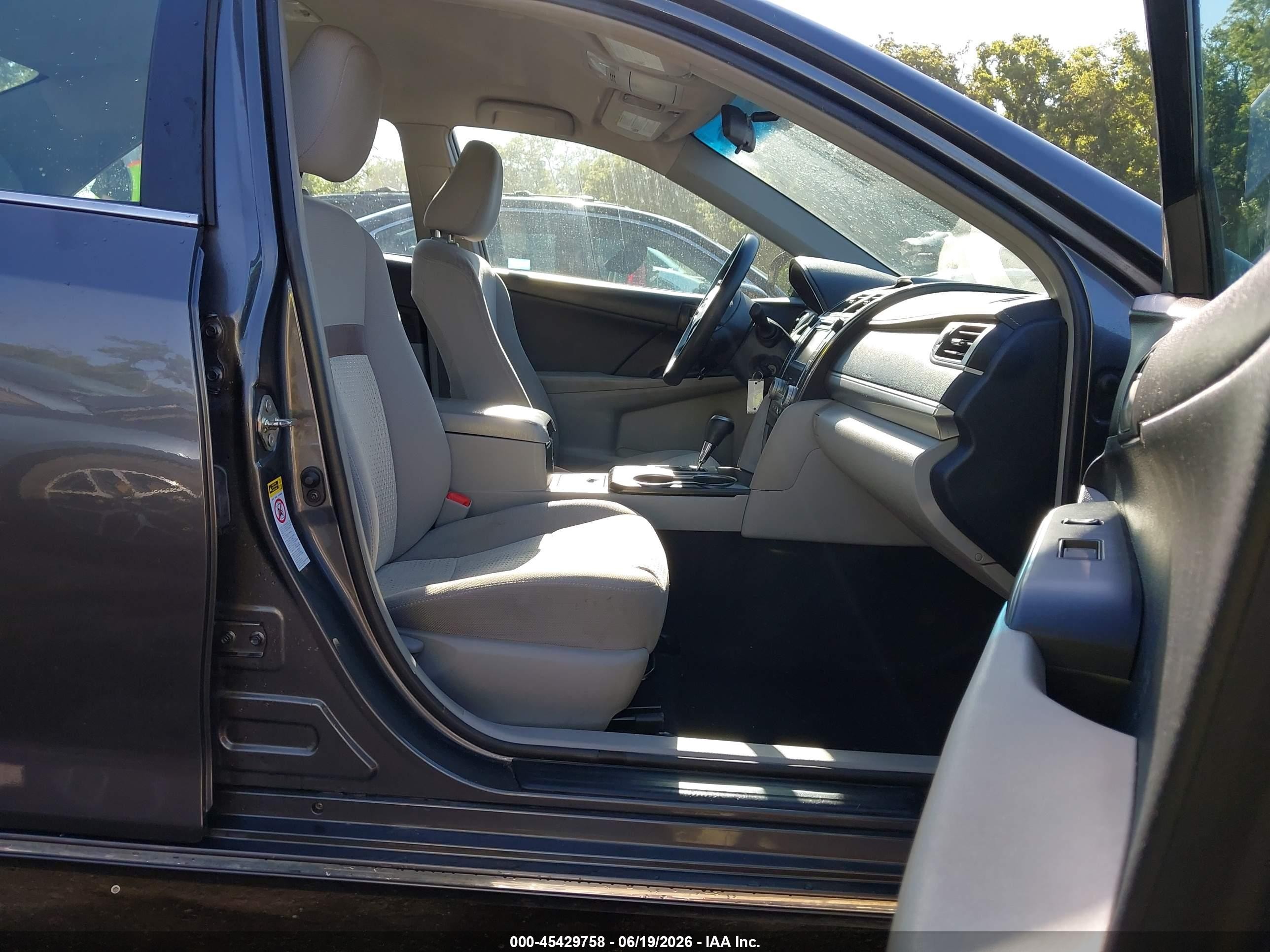 2014 Toyota Camry Le Gray vin: 4T4BF1FK5ER338467