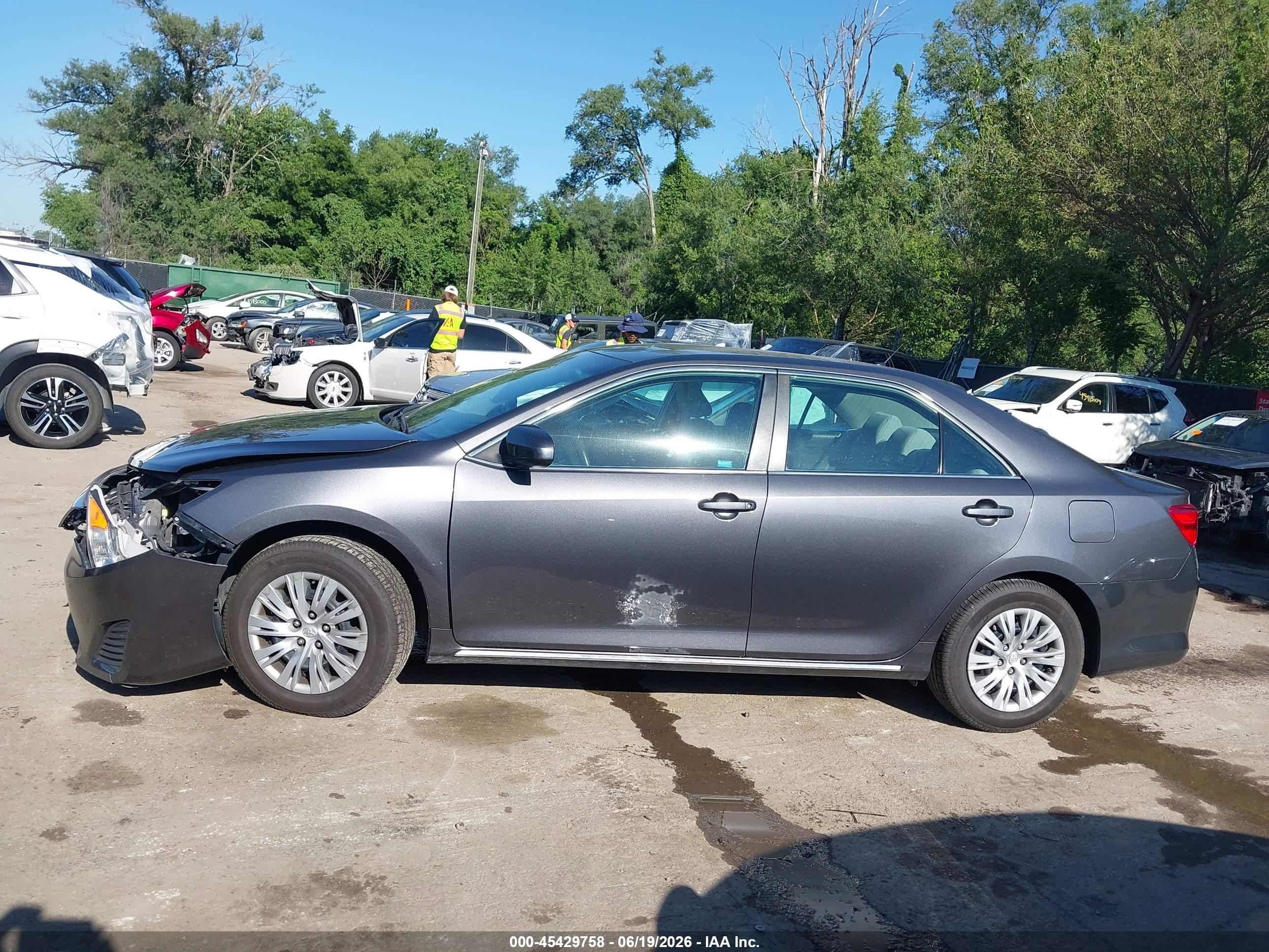 2014 Toyota Camry Le Gray vin: 4T4BF1FK5ER338467