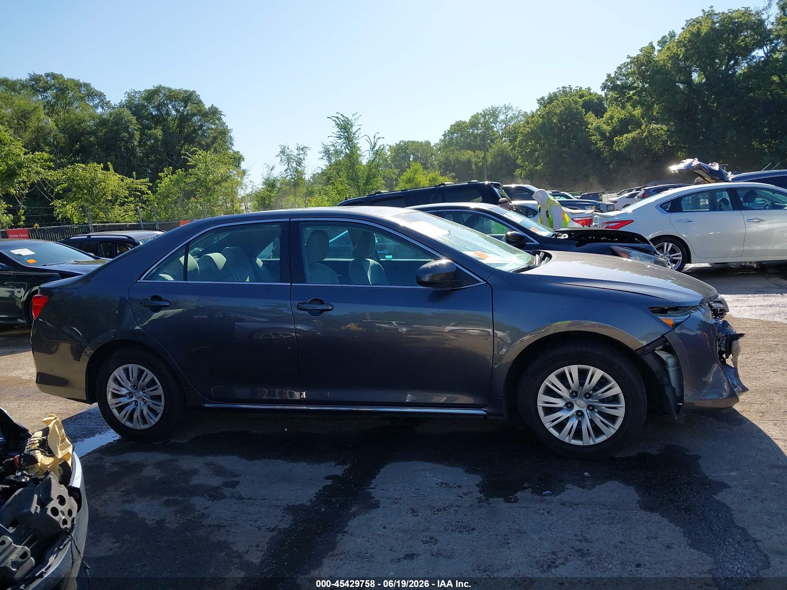 2014 Toyota Camry Le Gray vin: 4T4BF1FK5ER338467