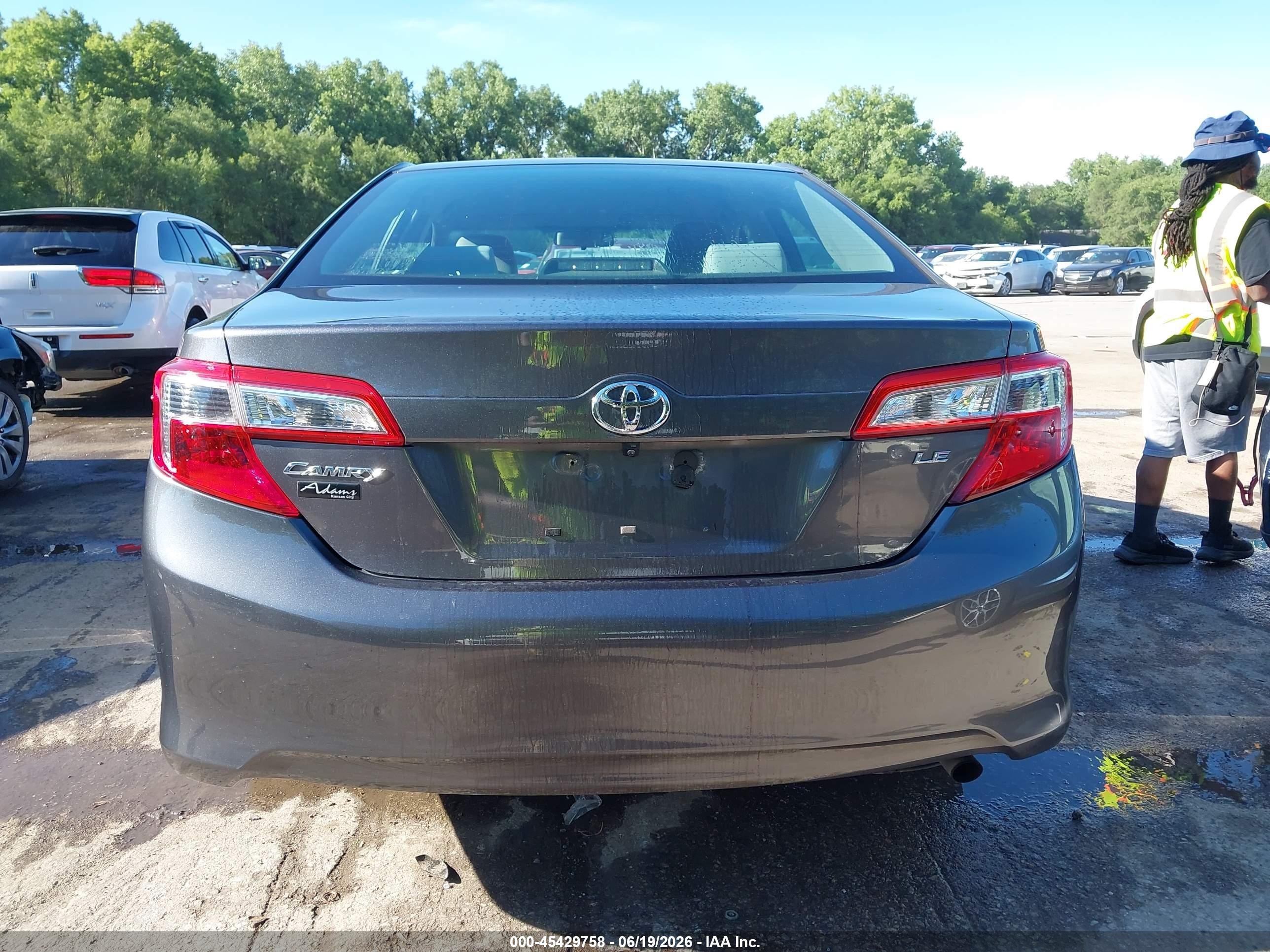 2014 Toyota Camry Le Gray vin: 4T4BF1FK5ER338467