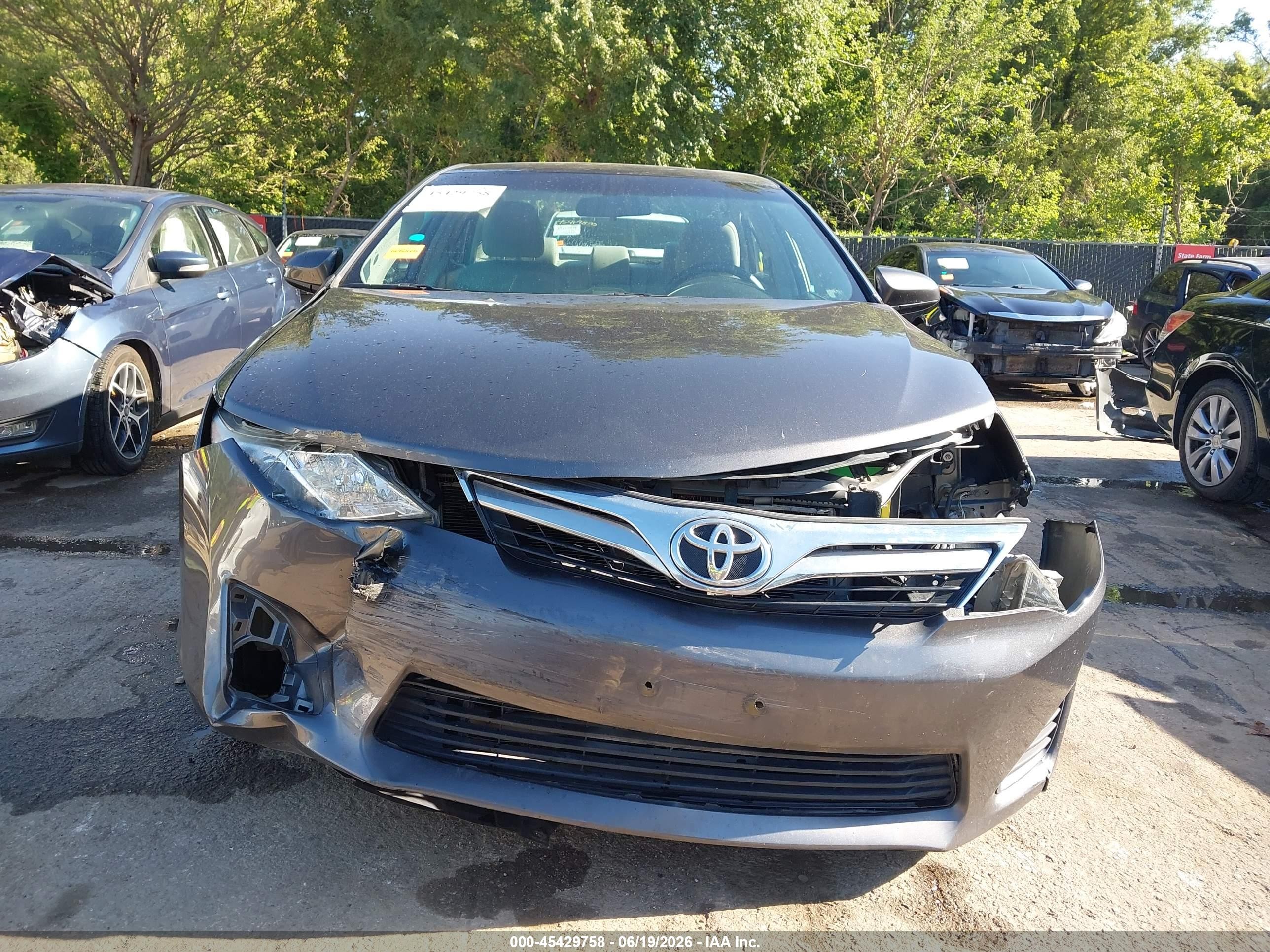 2014 Toyota Camry Le Gray vin: 4T4BF1FK5ER338467