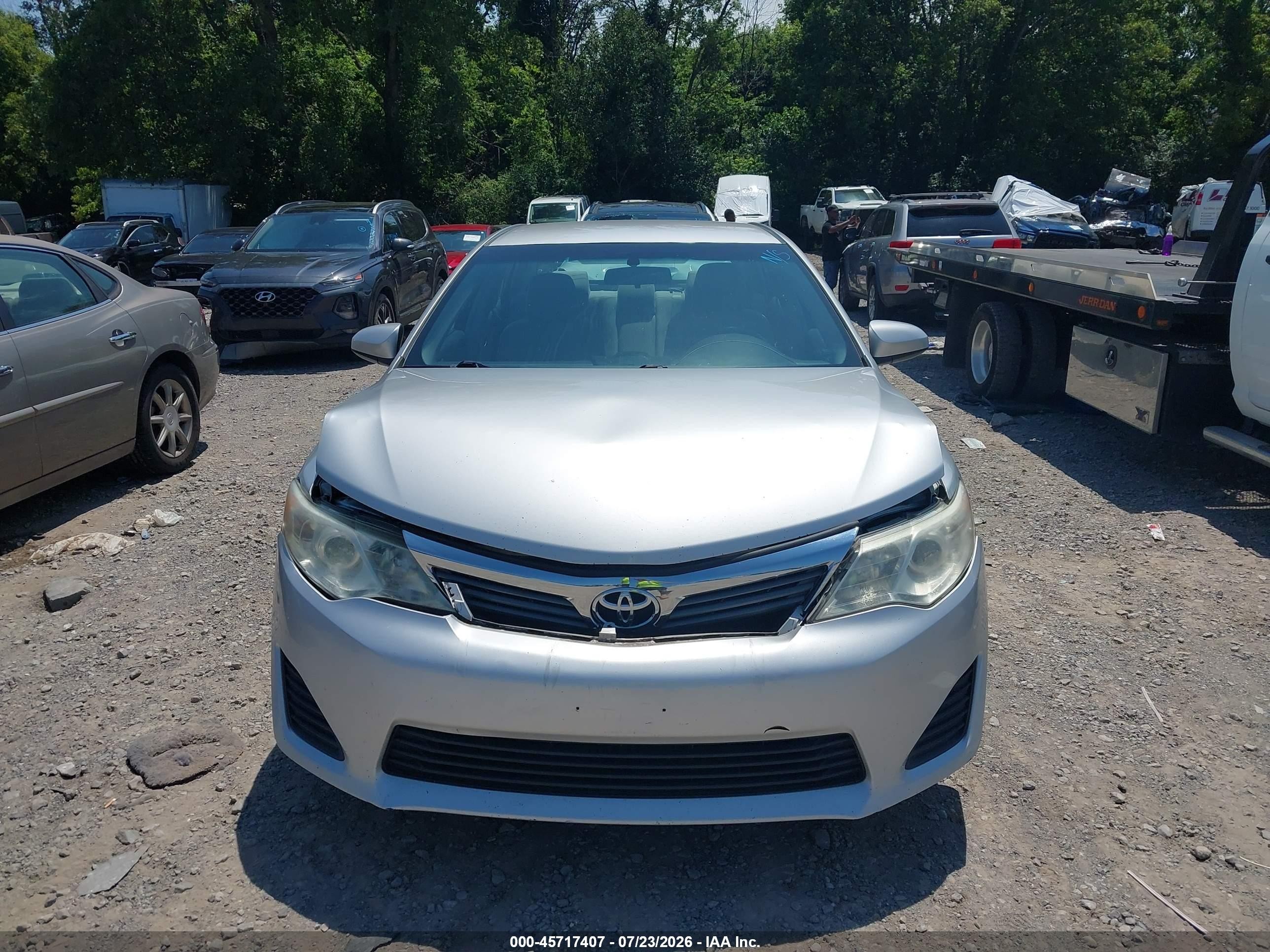 2014 Toyota Camry L Silver vin: 4T4BF1FK5ER351574