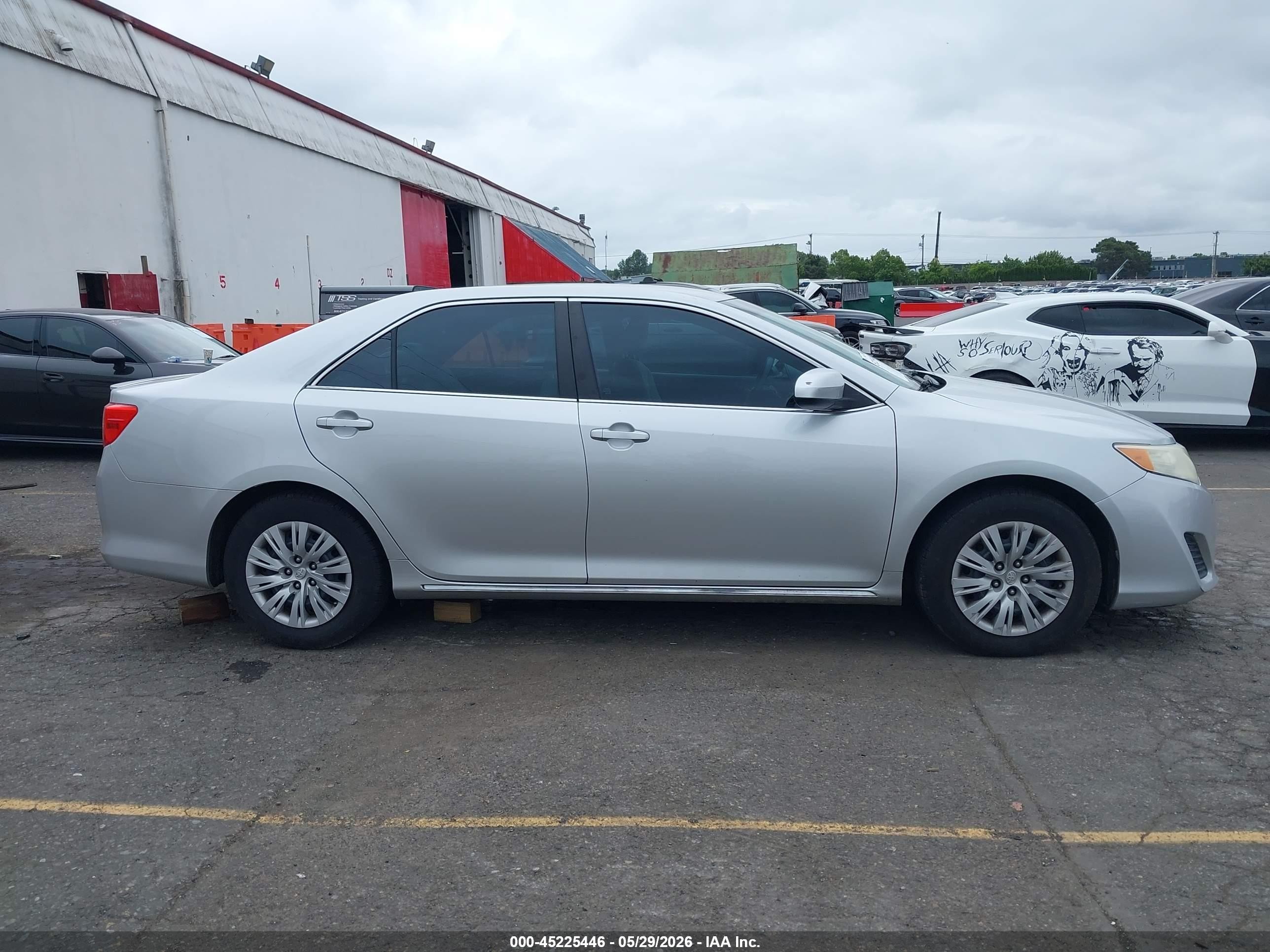 2014 Toyota Camry Le Silver vin: 4T4BF1FK5ER365555