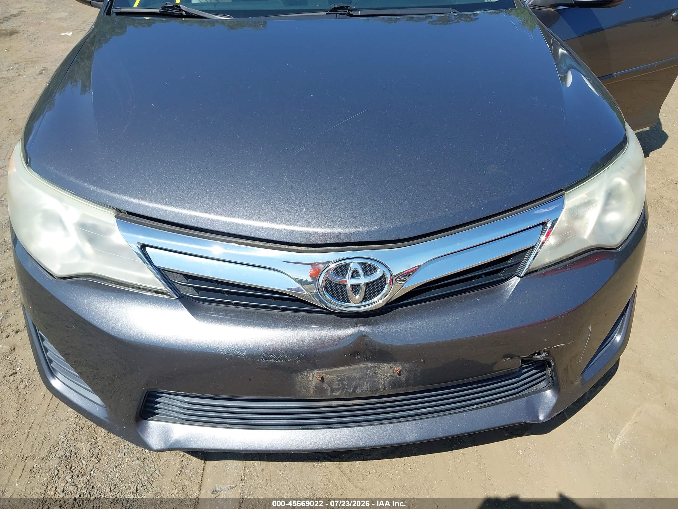 2014 Toyota Camry Le Серый vin: 4T4BF1FK5ER374207