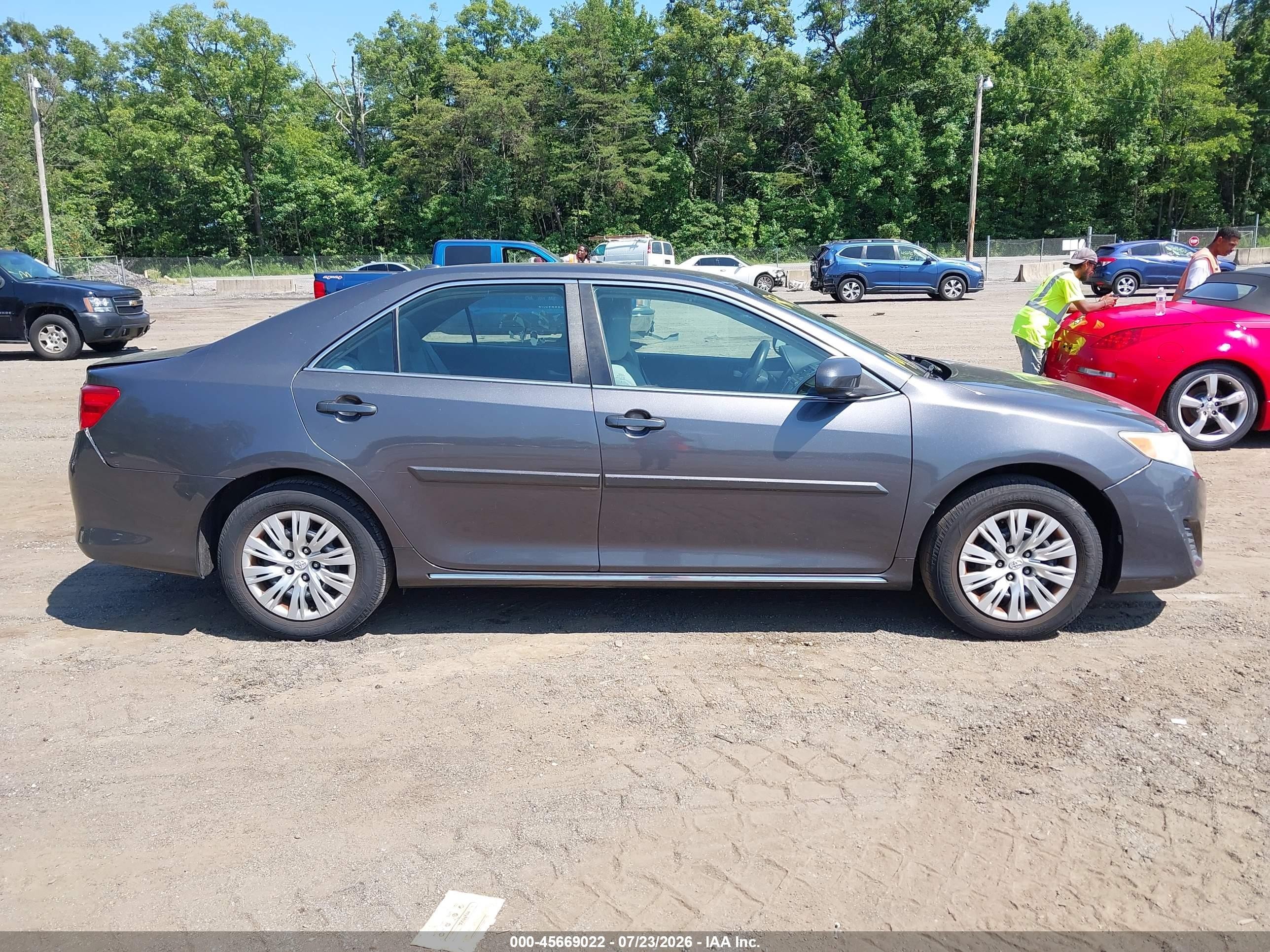 2014 Toyota Camry Le Серый vin: 4T4BF1FK5ER374207