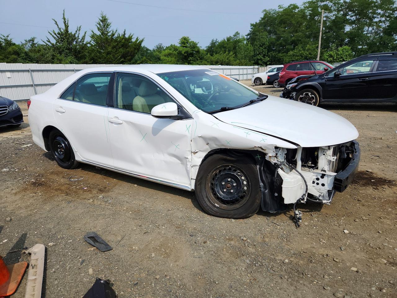 2014 Toyota Camry Le White vin: 4T4BF1FK5ER383473