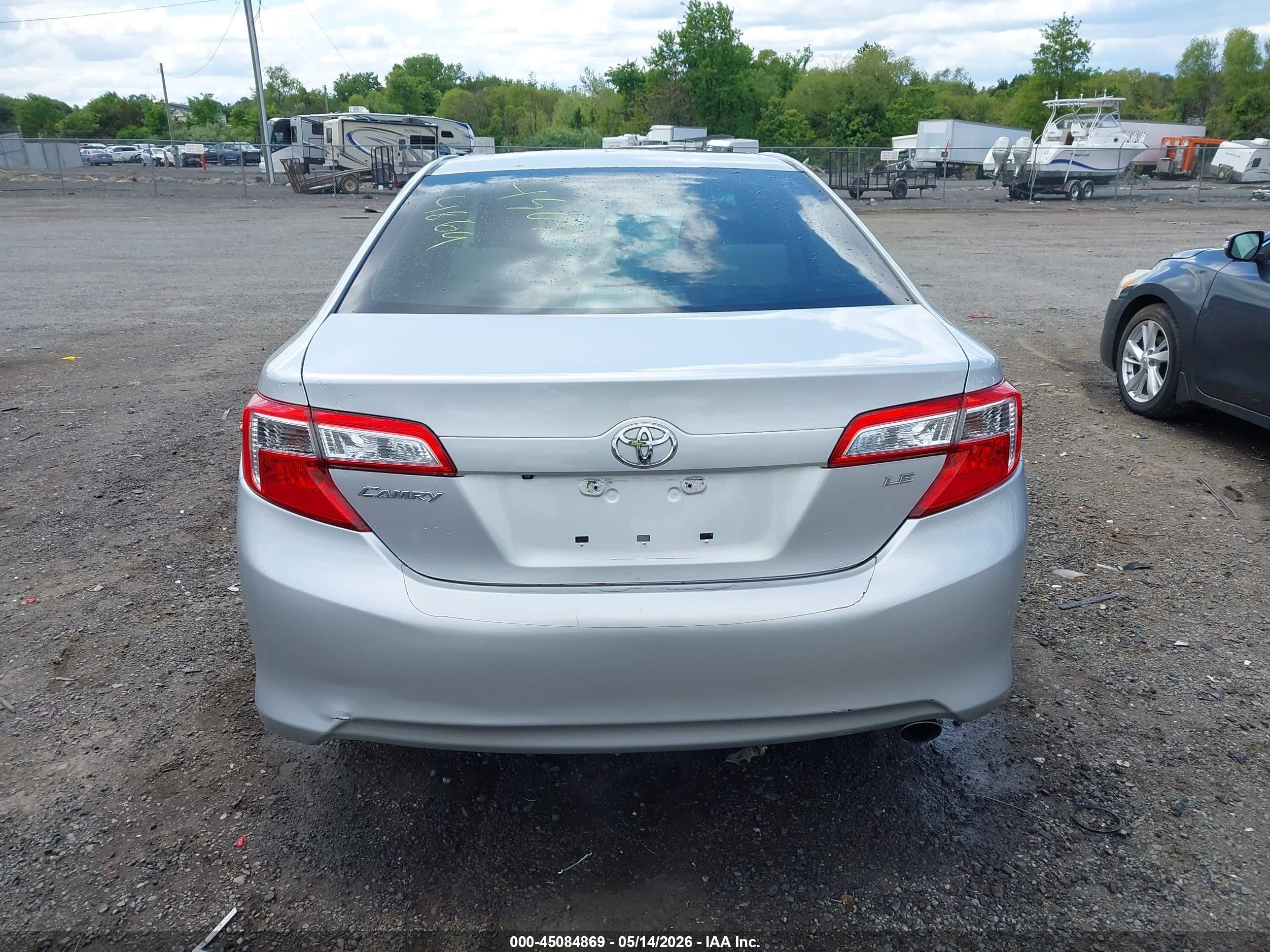 2014 Toyota Camry Le Серебряный vin: 4T4BF1FK5ER408565