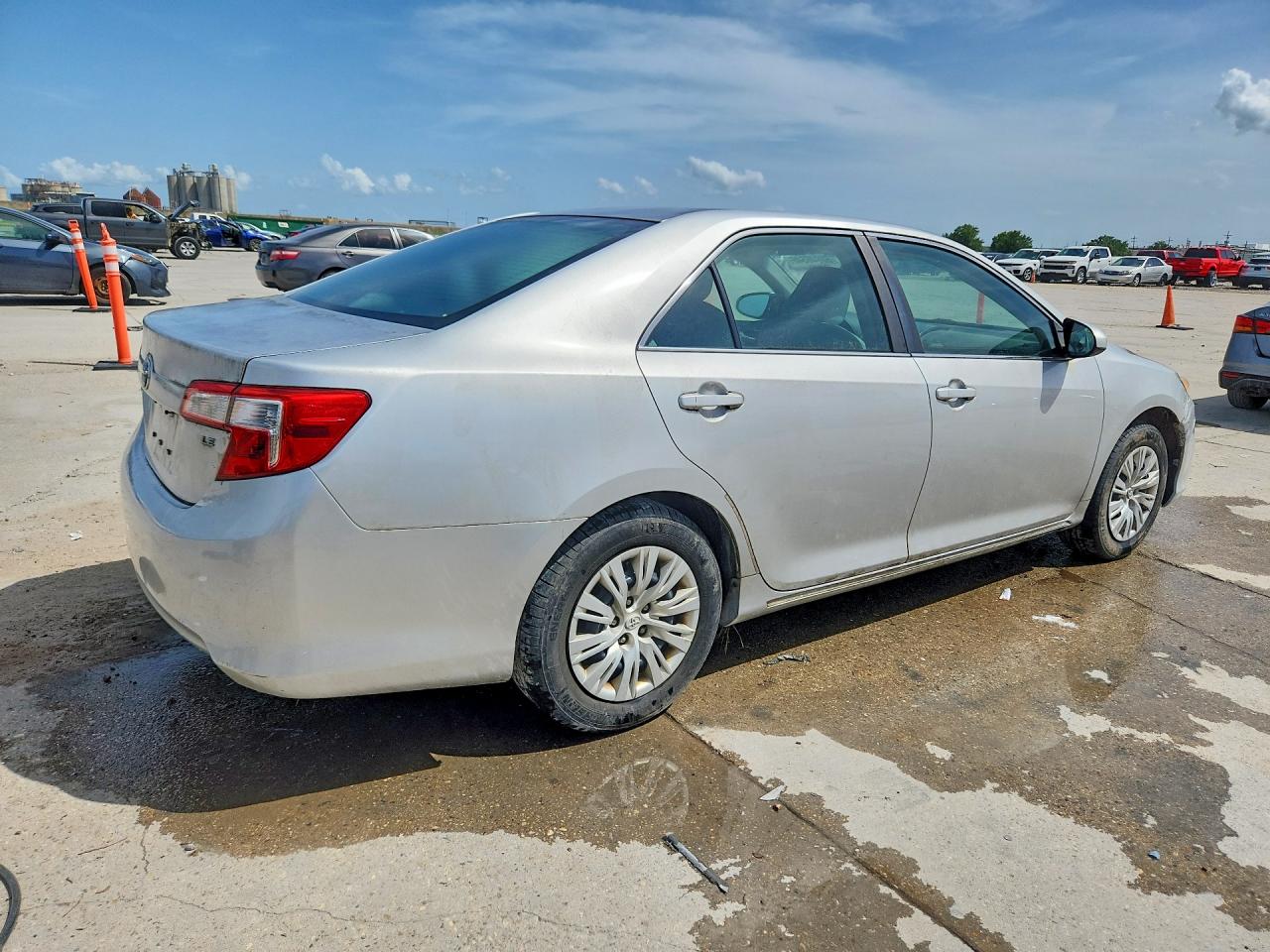 2014 Toyota Camry Le Серебряный vin: 4T4BF1FK5ER429934