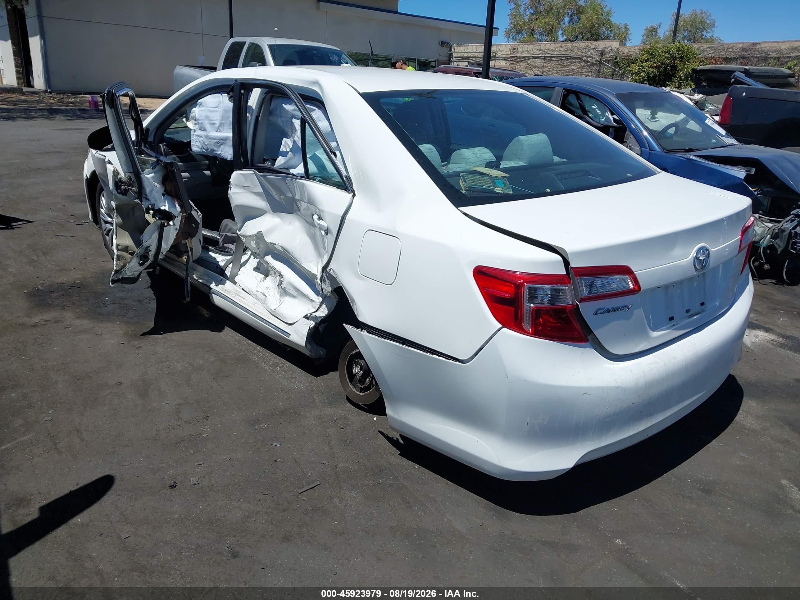 2014 Toyota Camry Le White vin: 4T4BF1FK5ER437063