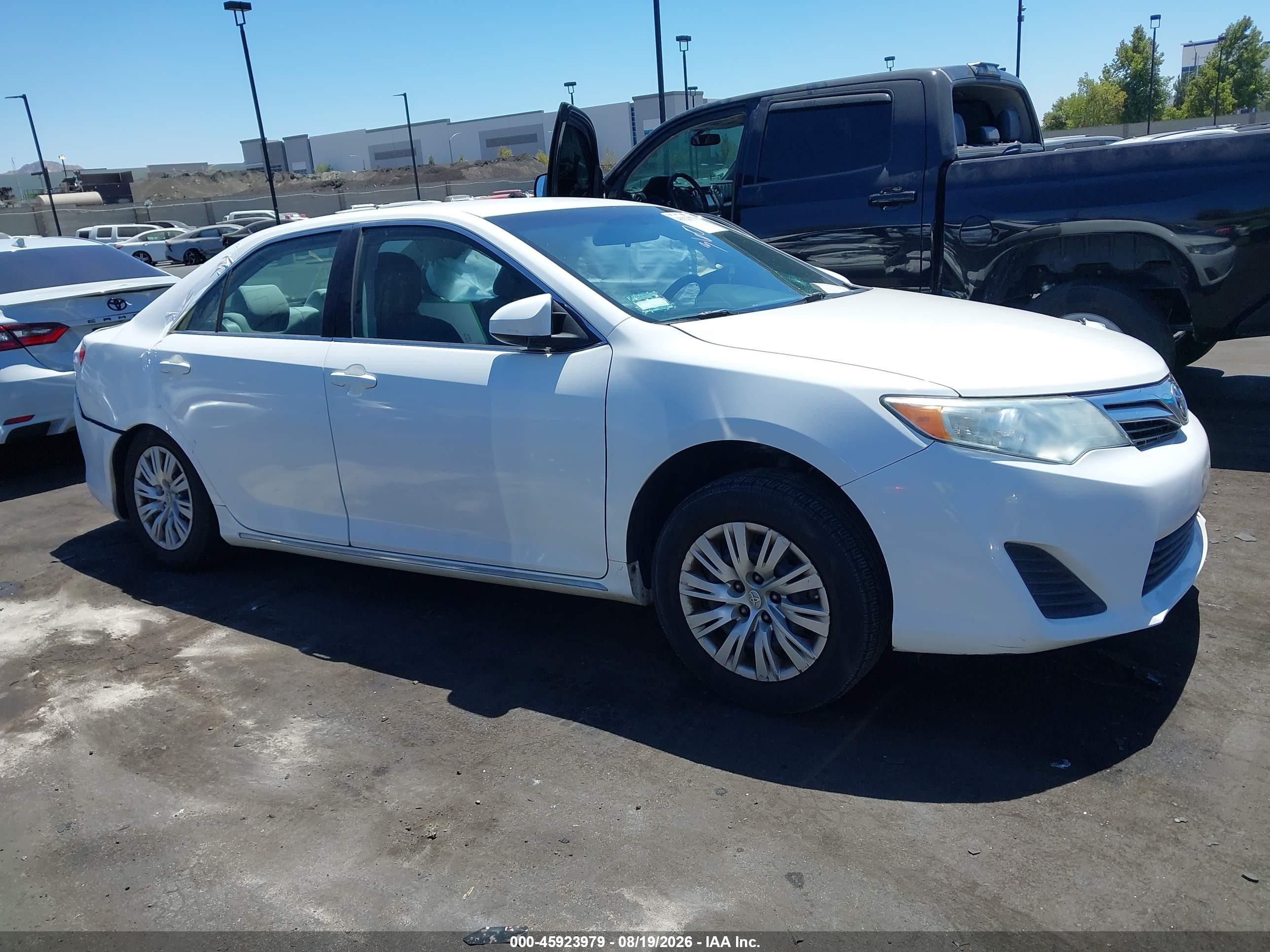 2014 Toyota Camry Le White vin: 4T4BF1FK5ER437063